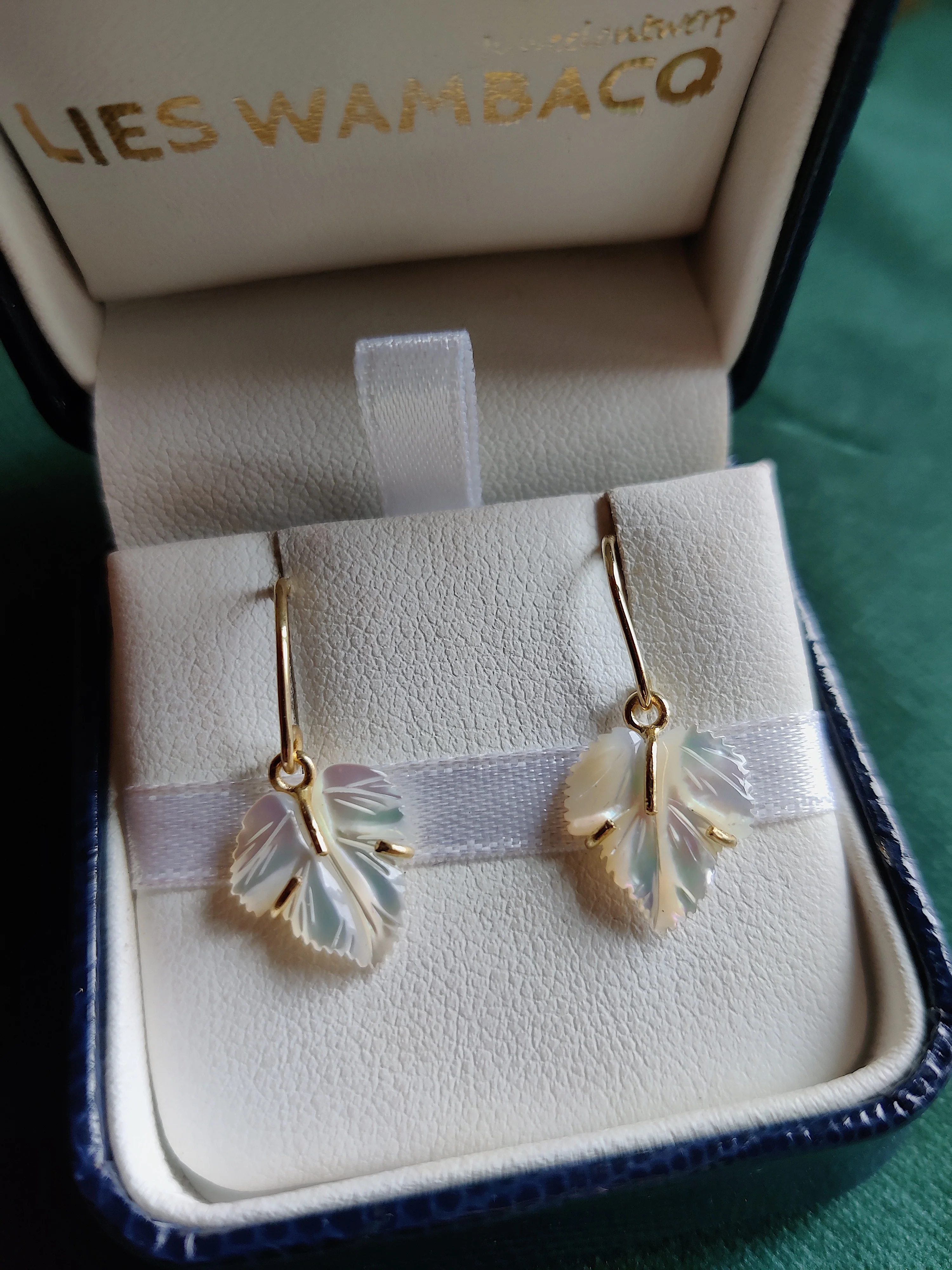 Oorbellen in 18K geel goud met parelmoer: Blaadje