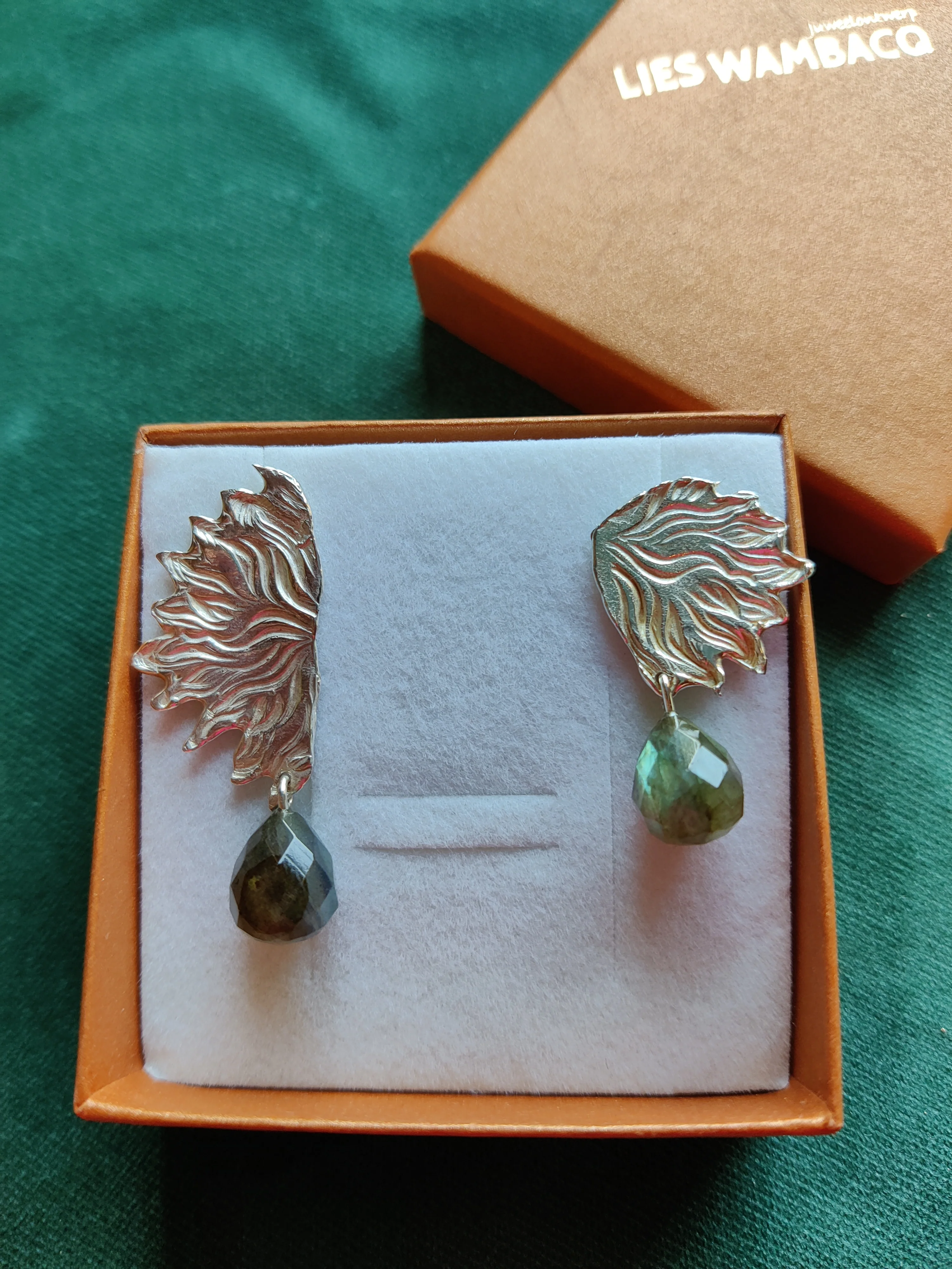 Oorbel in zilver met Labradoriet: Feline