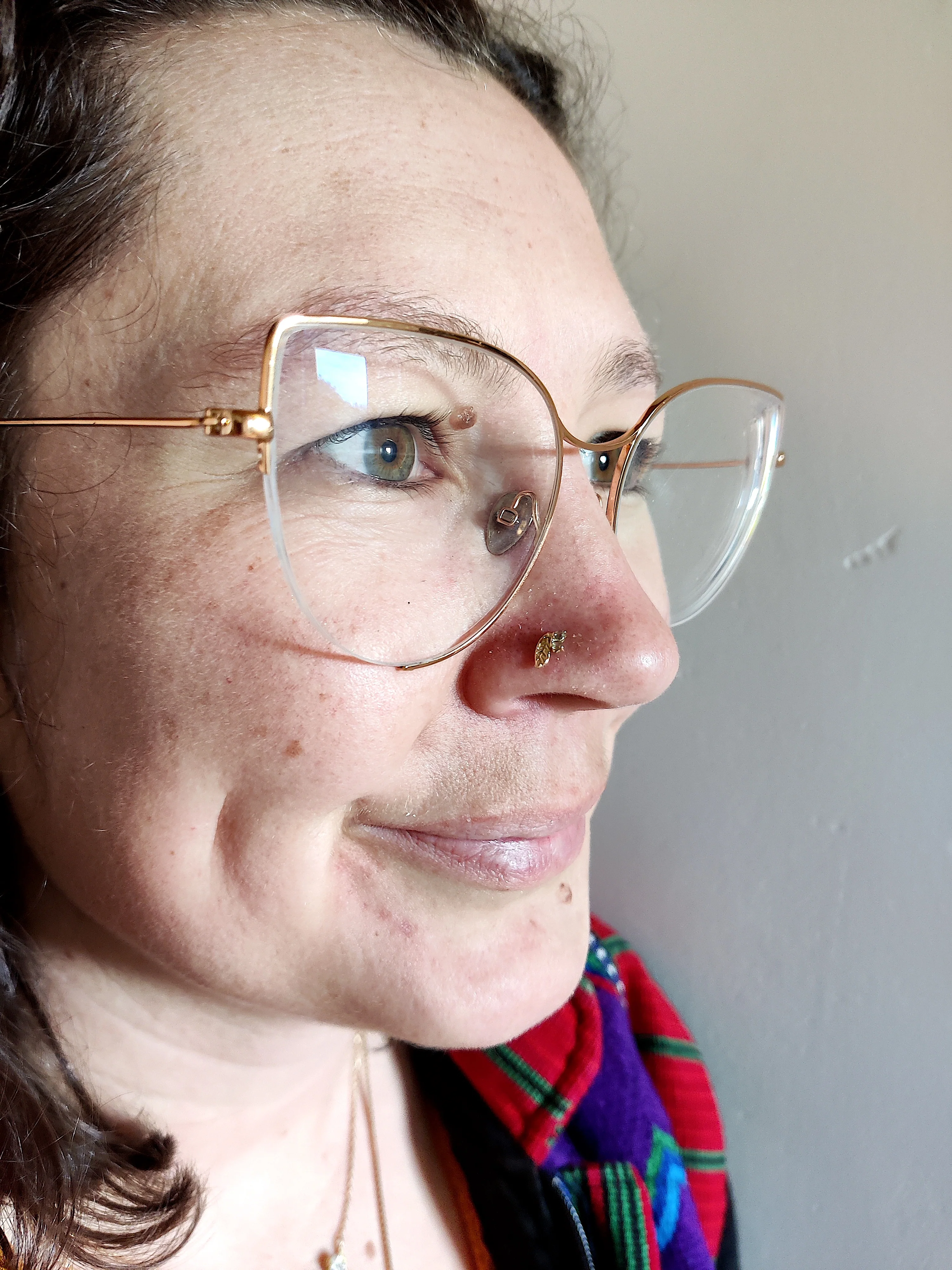 Neuspiercing in 18k geelgoud met groene saffier - Liv