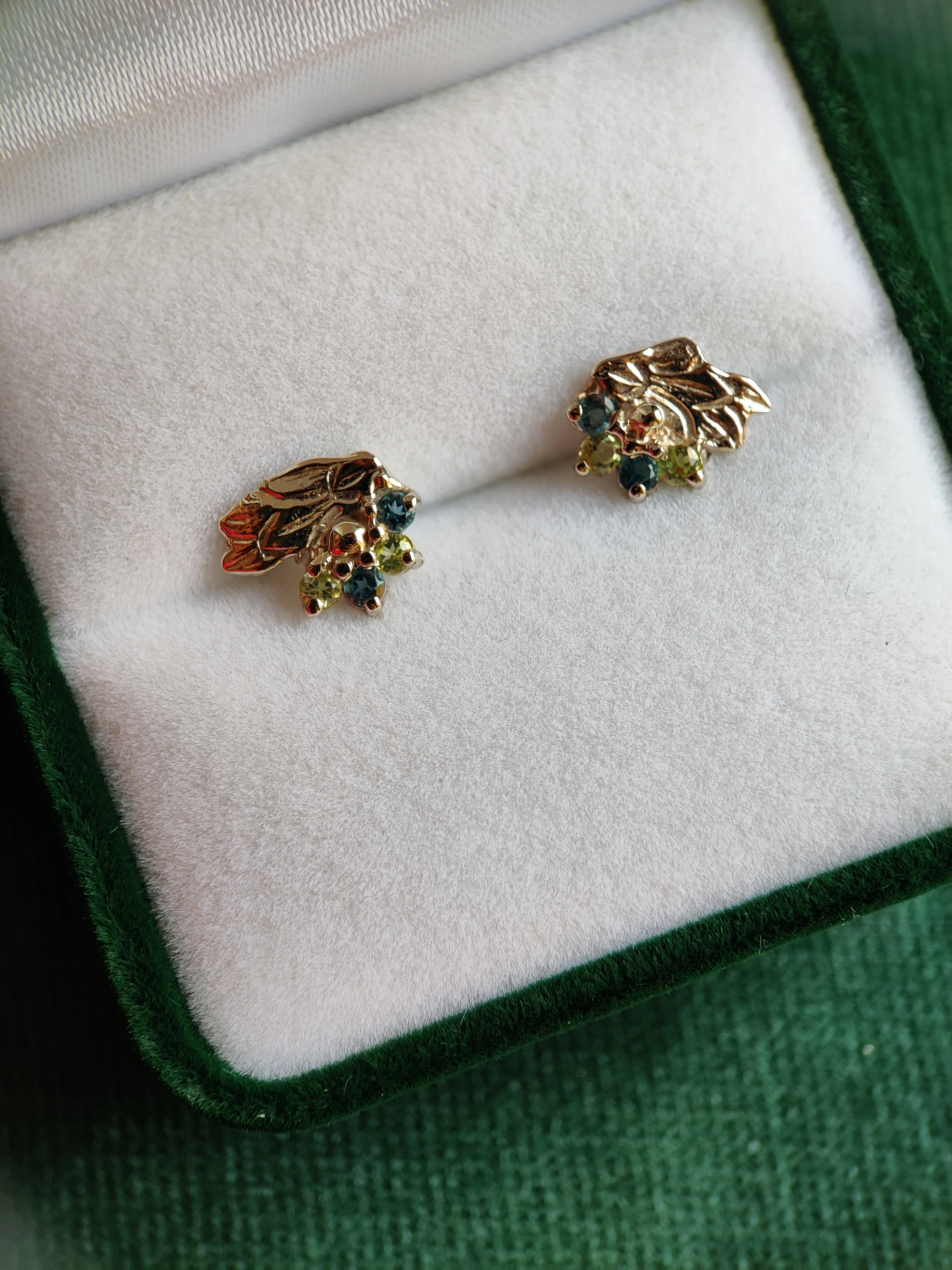 Oorbellen in 18k wit goud met licht blauwe topaas en peridoot: Aya