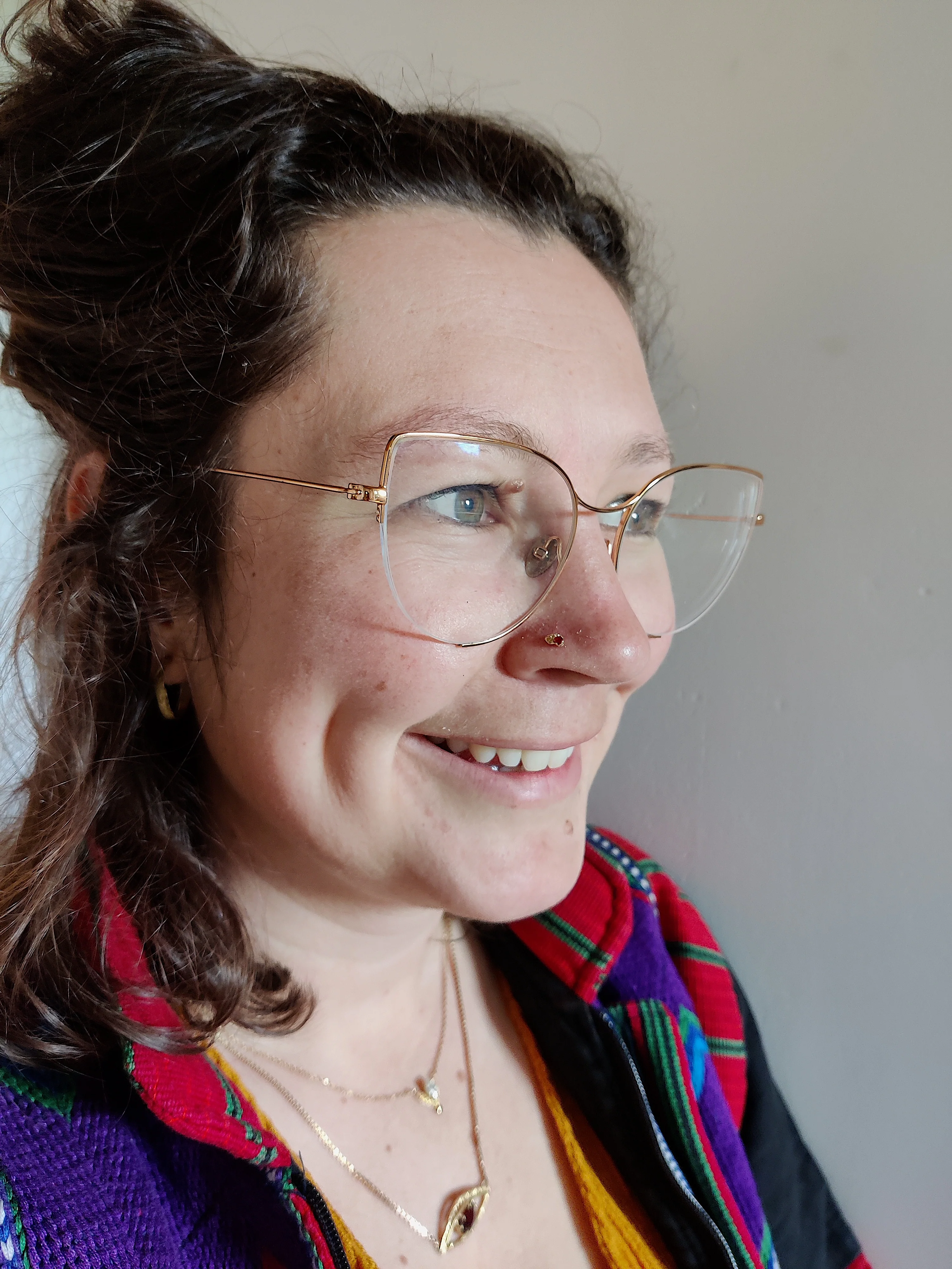 Neuspiercing in 18k geelgoud met rode saffier - Bambi