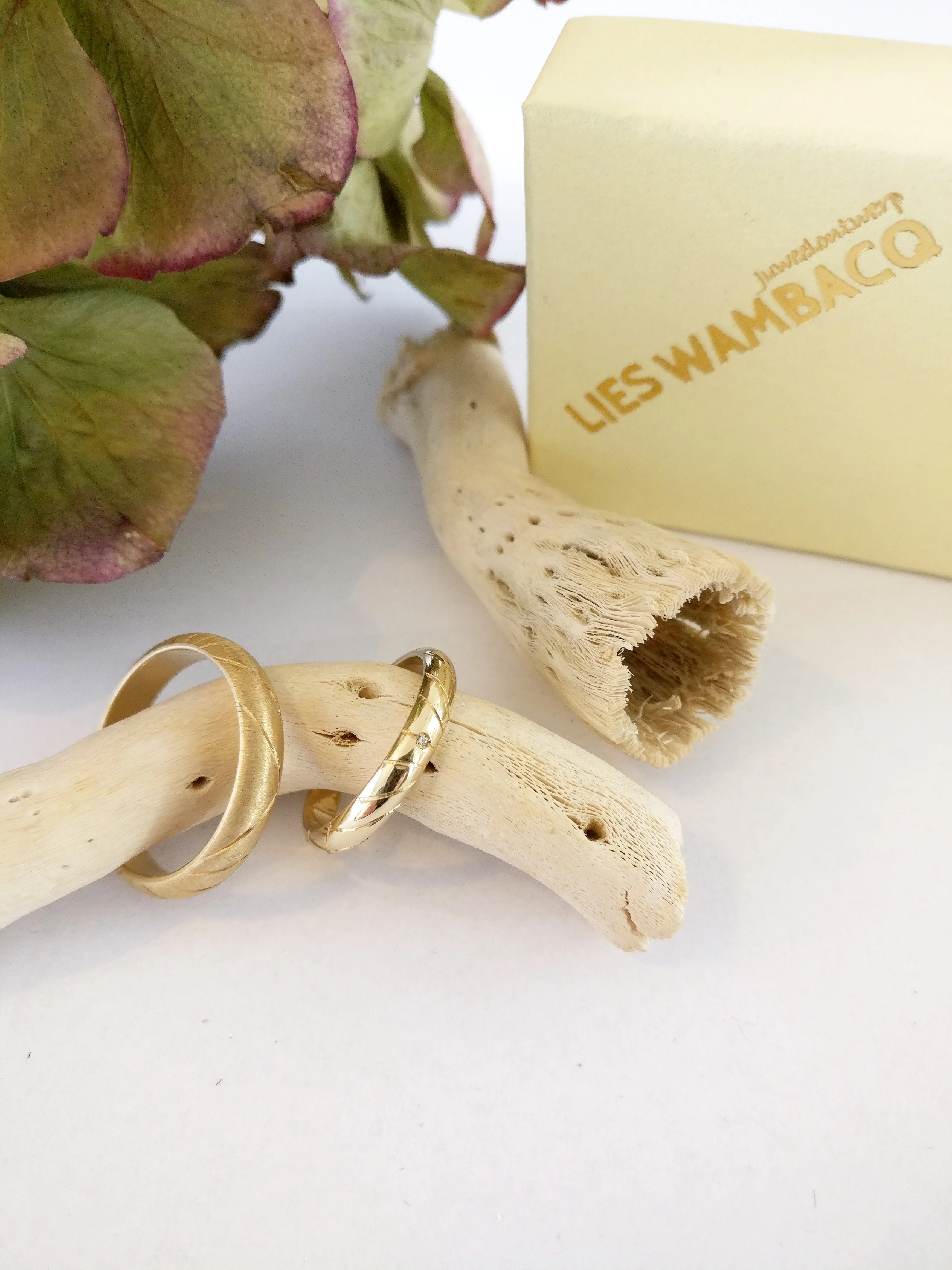 Trouwringen in 18k geel goud met diamant: Joe en Marilyn