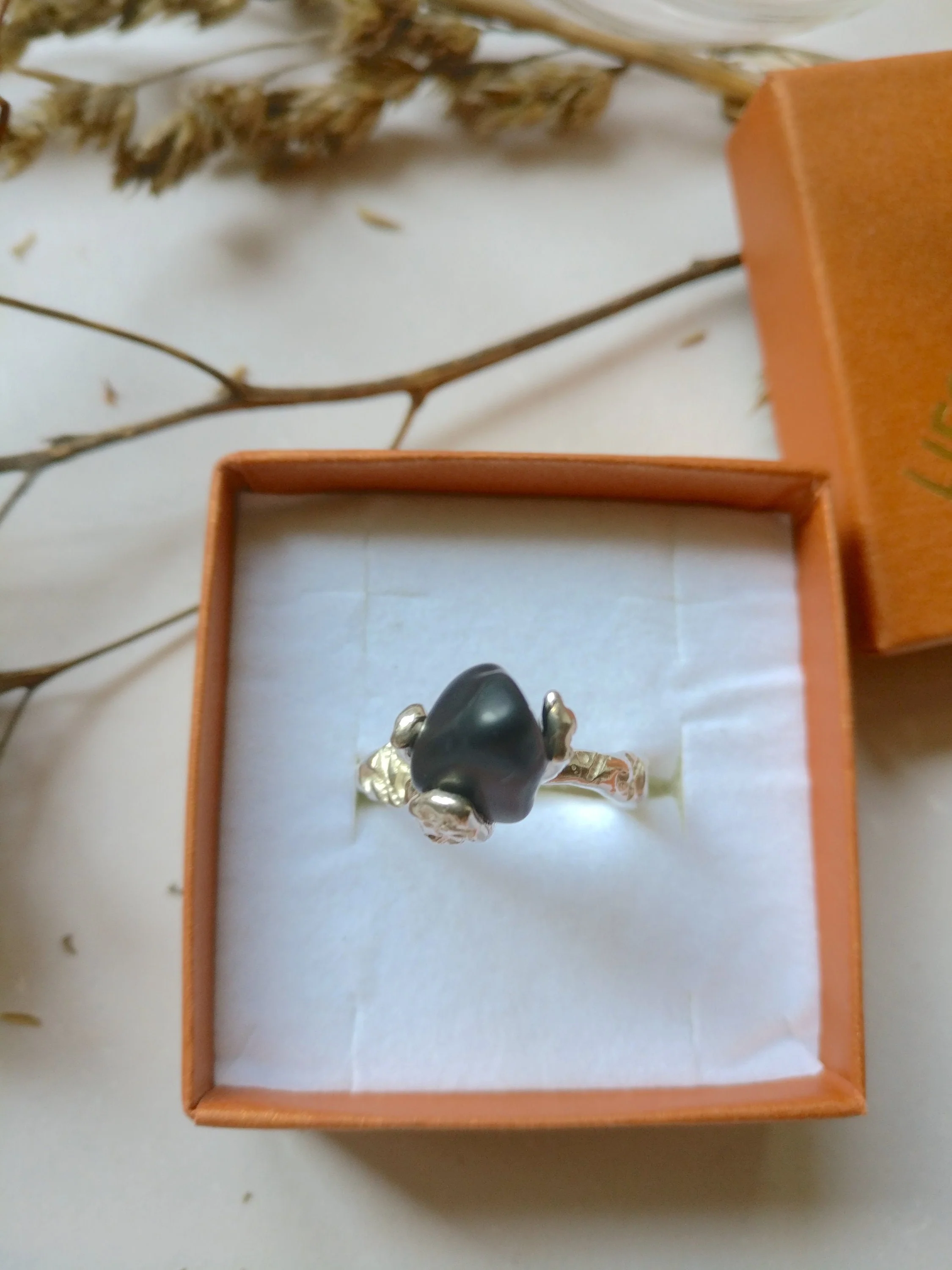 Ring in zilver met ruwe steen: Onyx kiezel