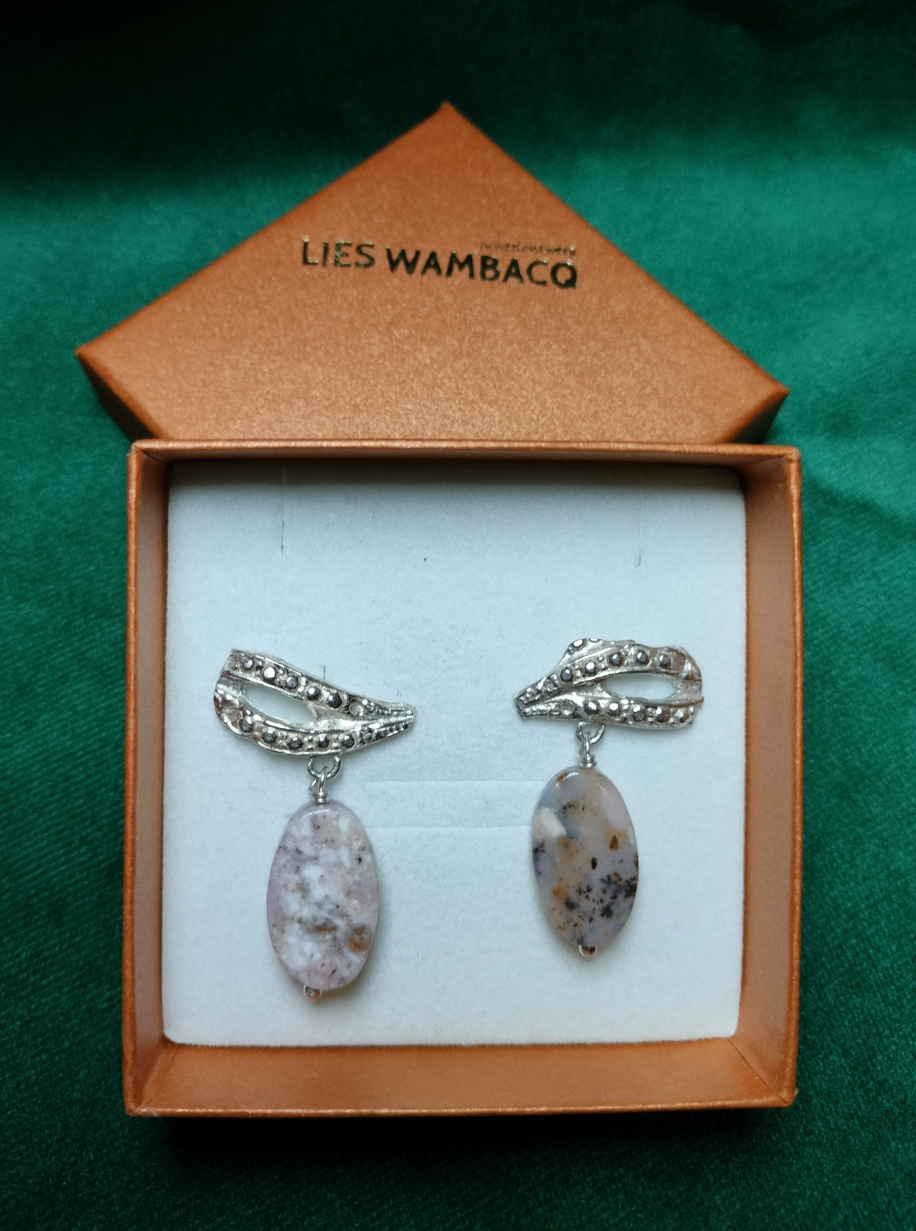 Oorbel in zilver met boulder opaal: Pink