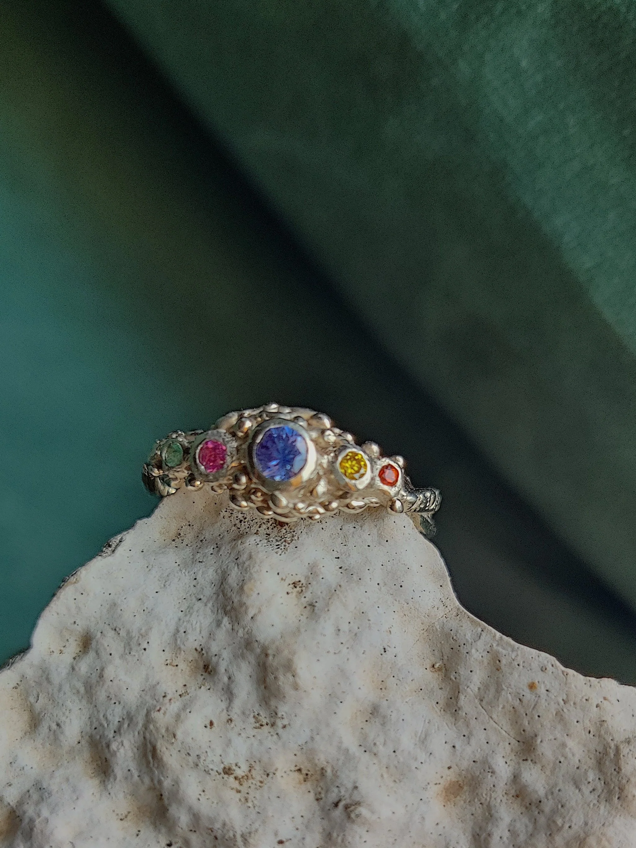 Ring in 18k wit goud met verschillende edelstenen- Iris