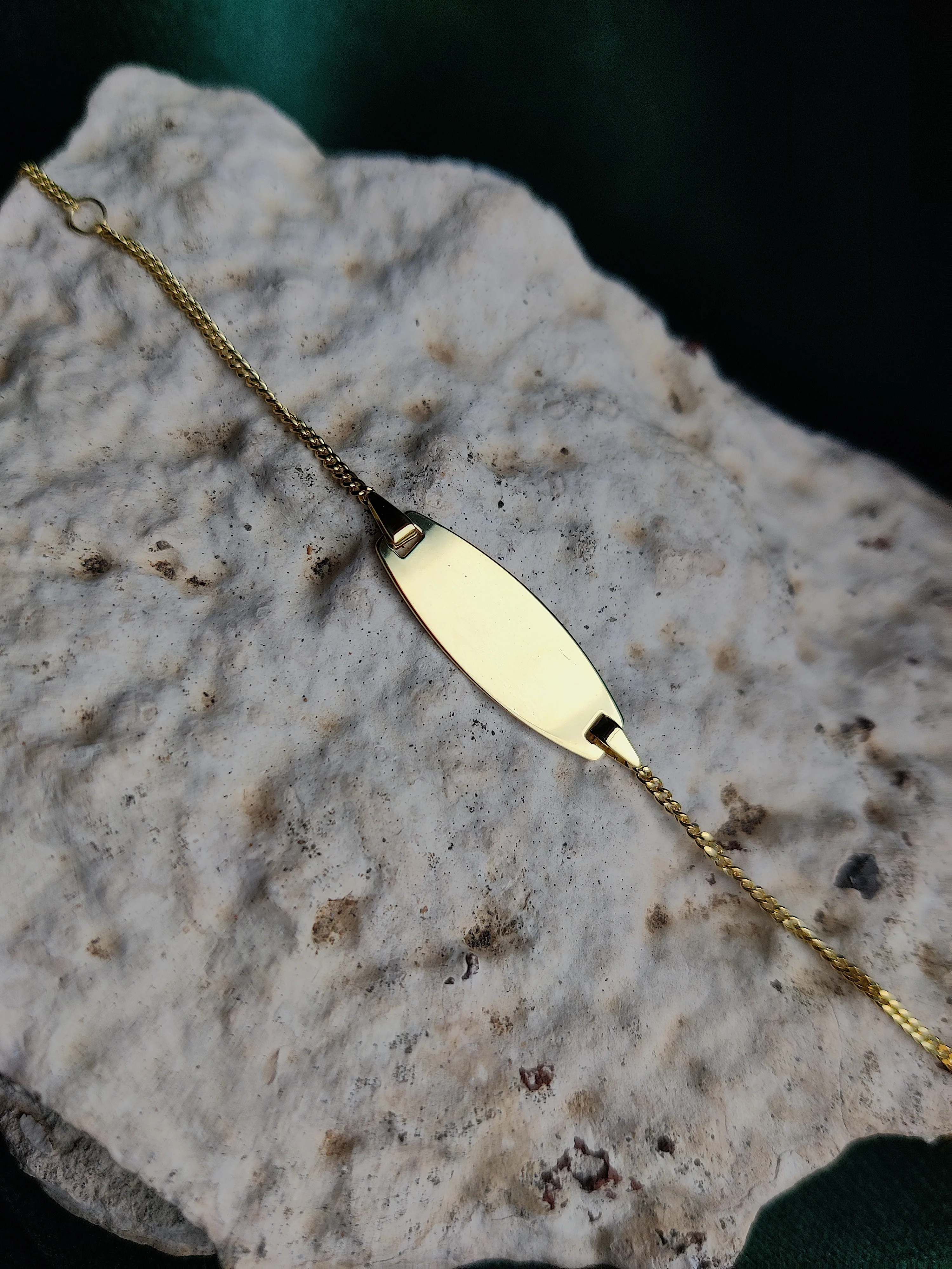 Babyarmbandje in 14k geel goud met naam en datum