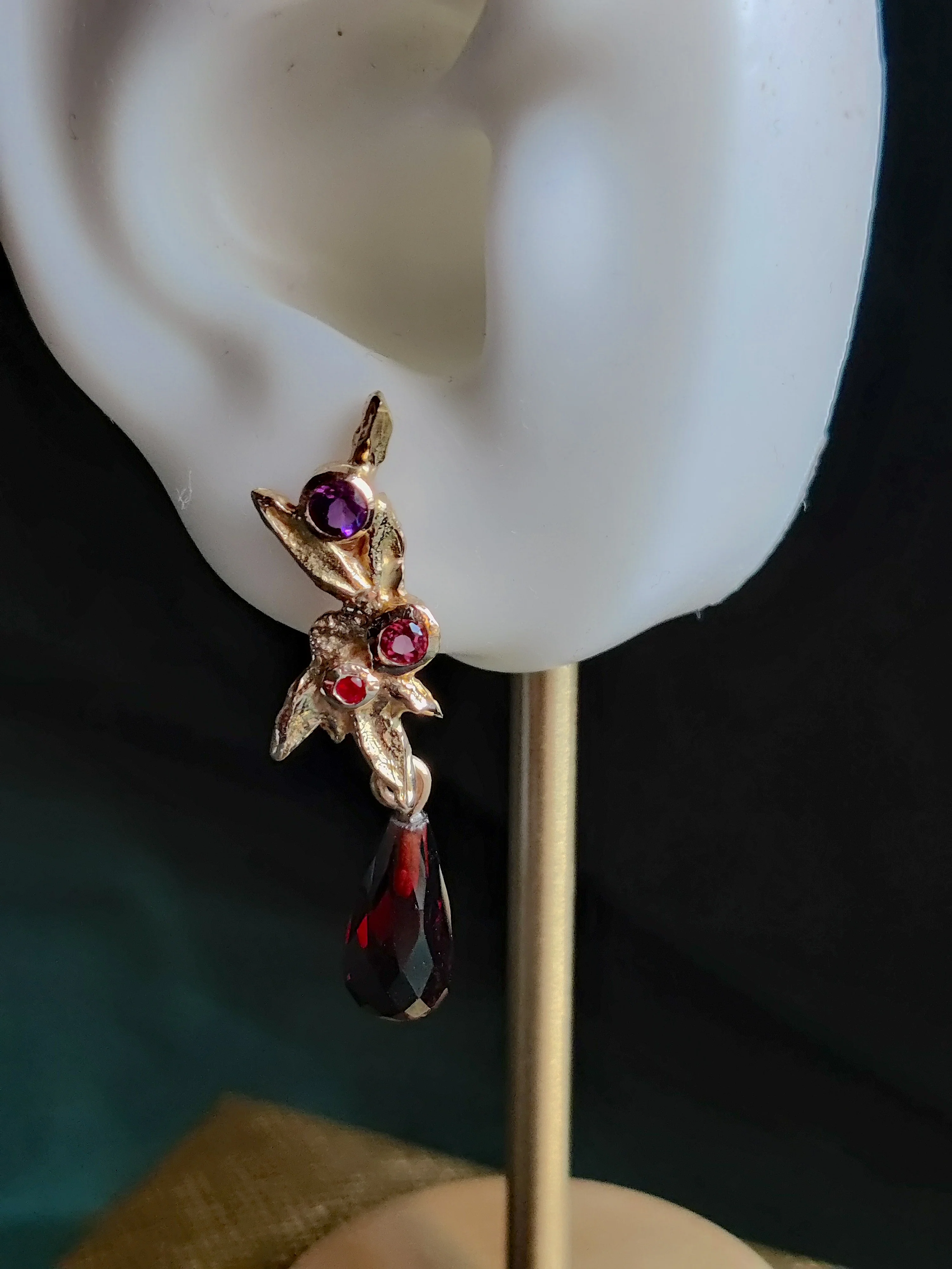 Oorbel in 18k rood goud met granaat, amethist, robijn en toermalijn - Gaby