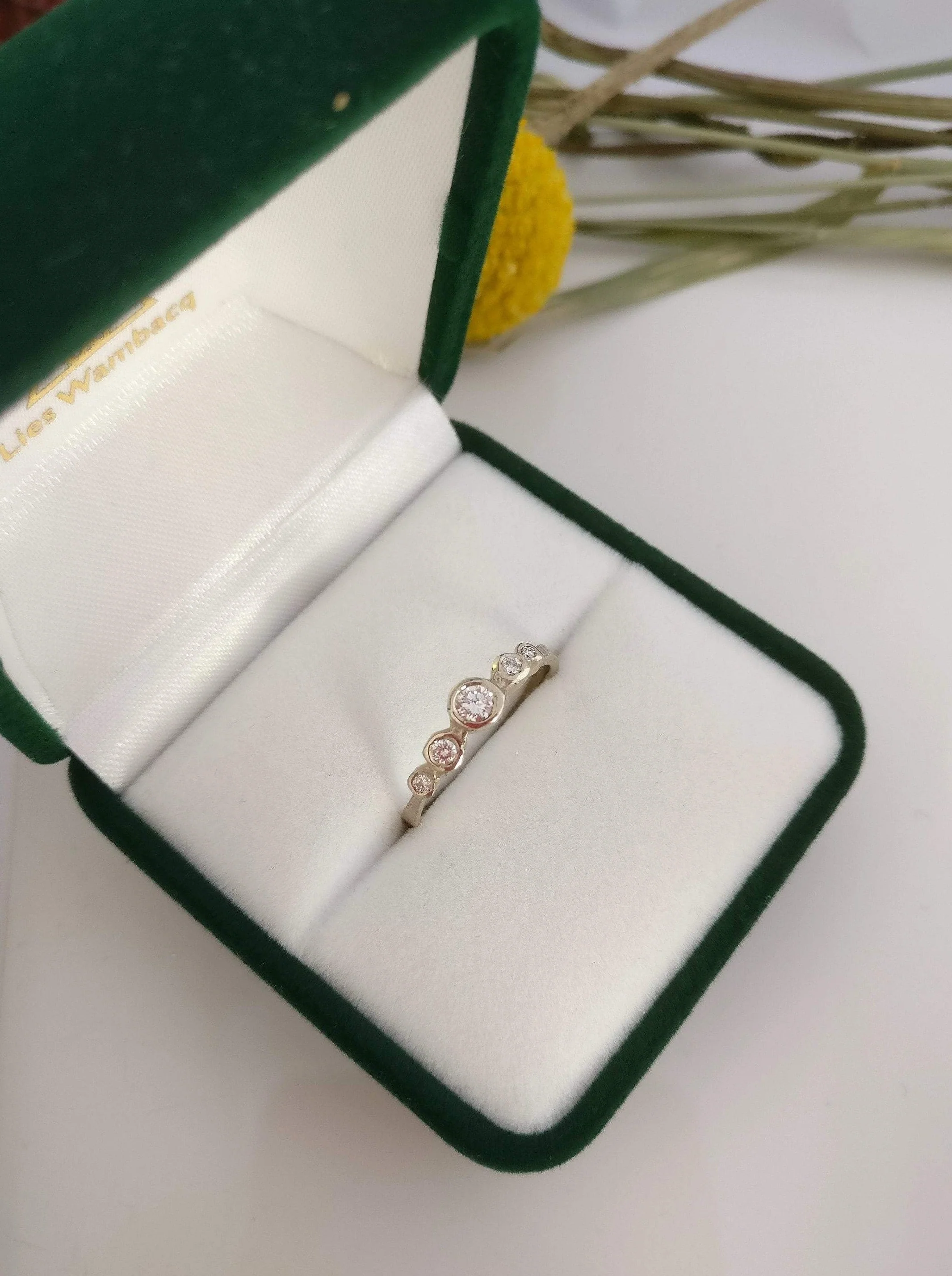 Ring in 18K palladium wit goud met 5 diamanten: Queen Victoria