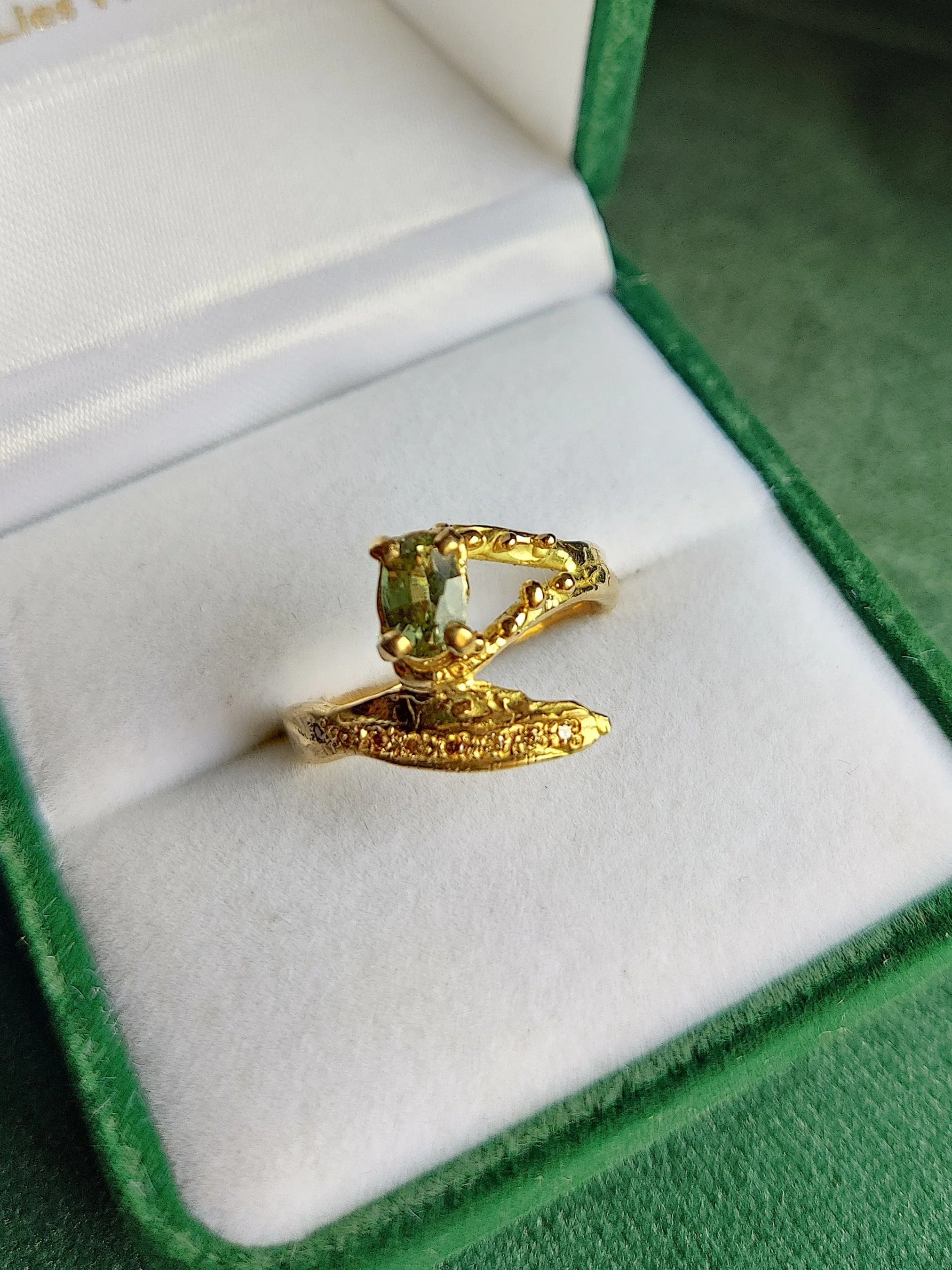 Ring 18k geelgoud met saffier en diamantjes: Luna