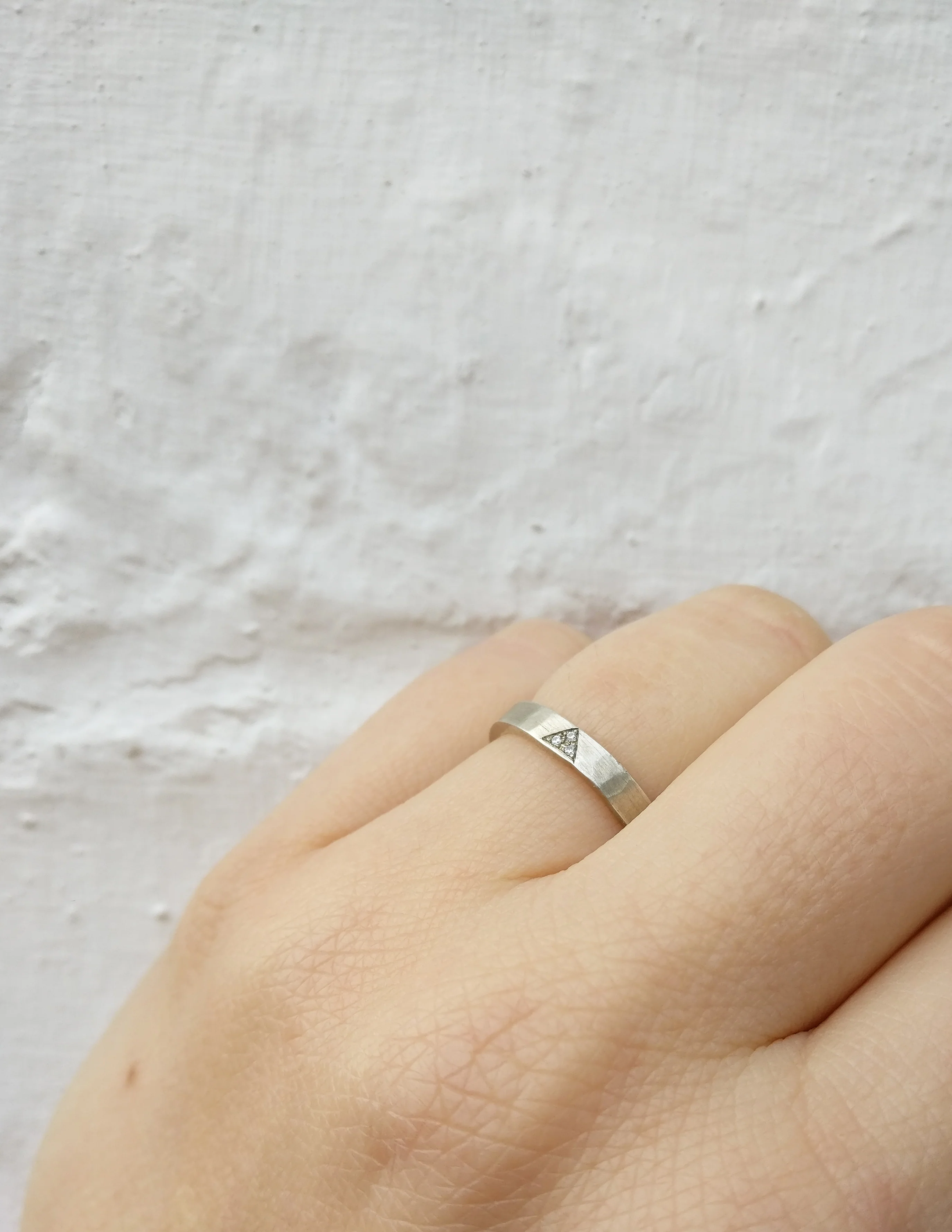 Trouwringen in 18k wit goud met diamant: Yoko en John