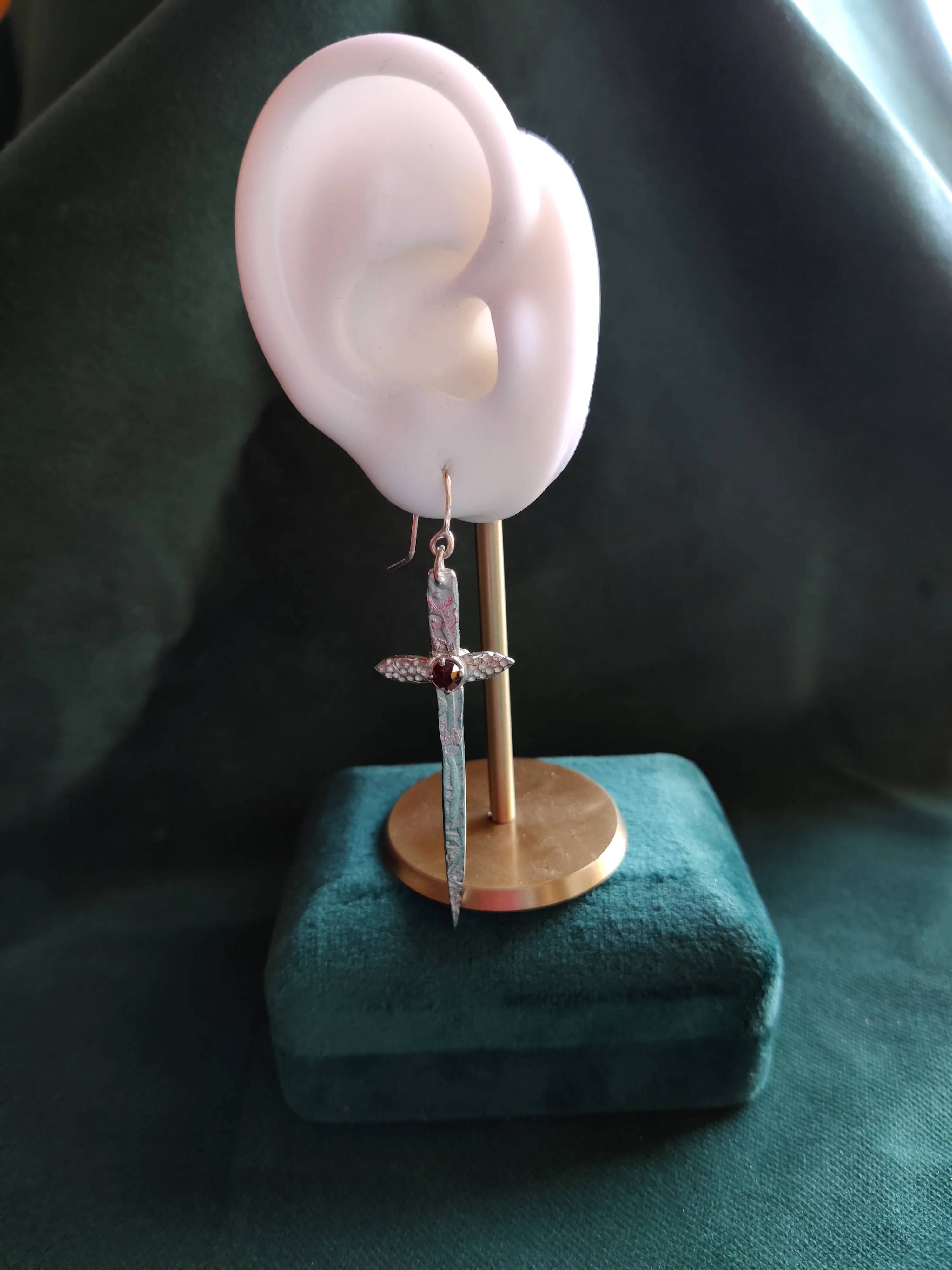 Oorbel in zilver - zwaard met agaat: Zora