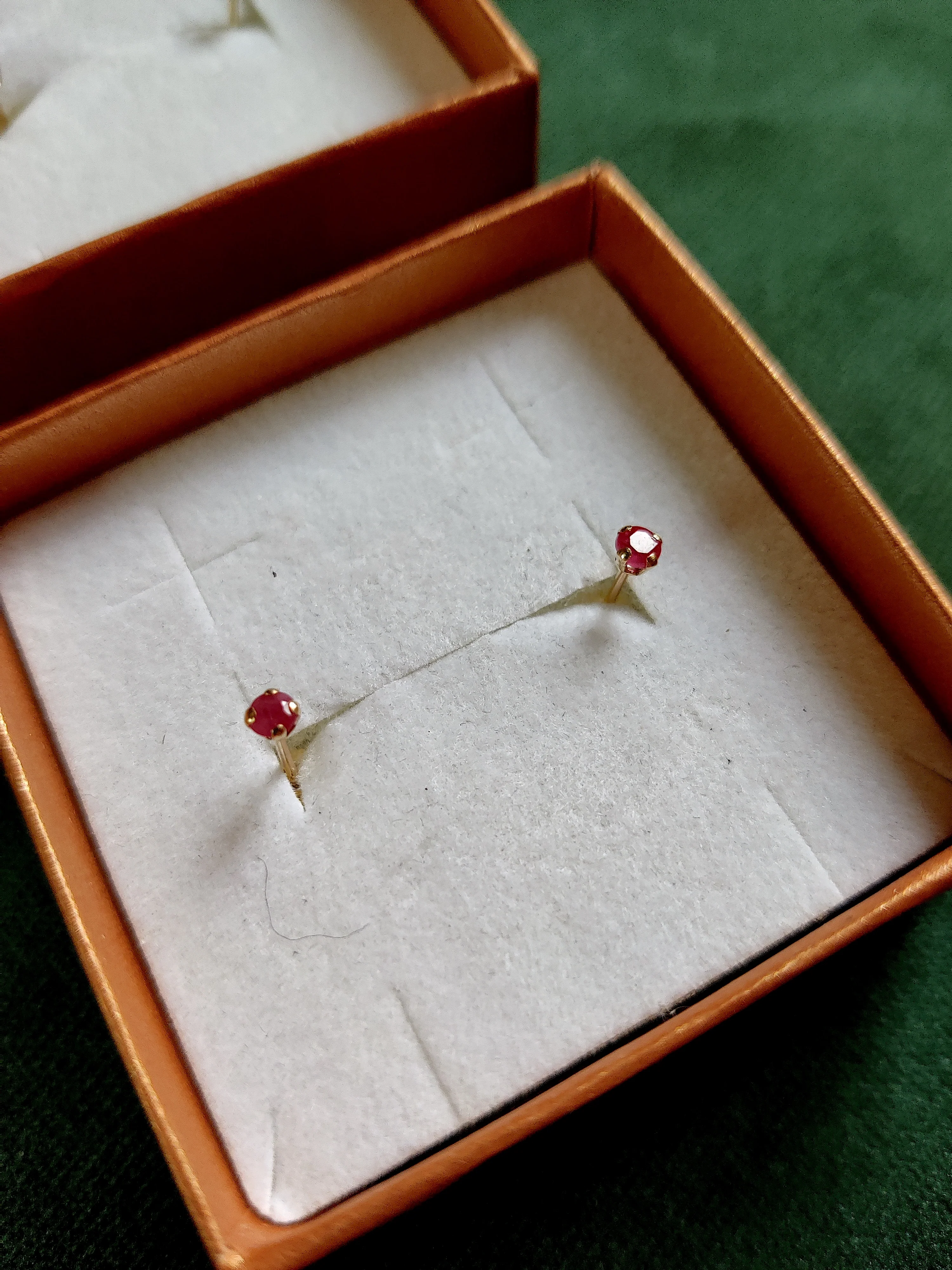 Oorbel in 14k goud met robijn, saffier of smaragd: Minnie