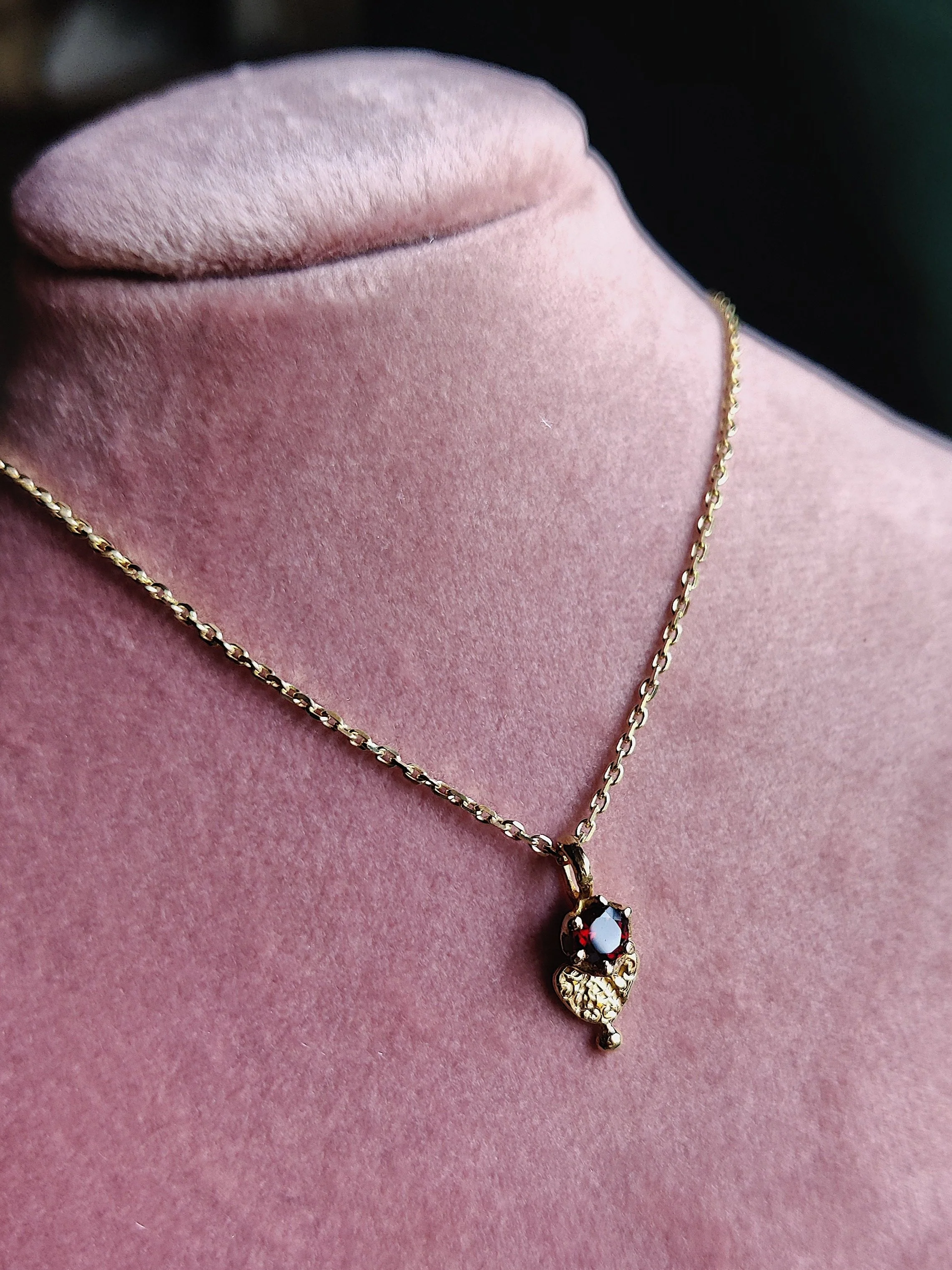 Hanger in 18k geel goud met granaat - Love