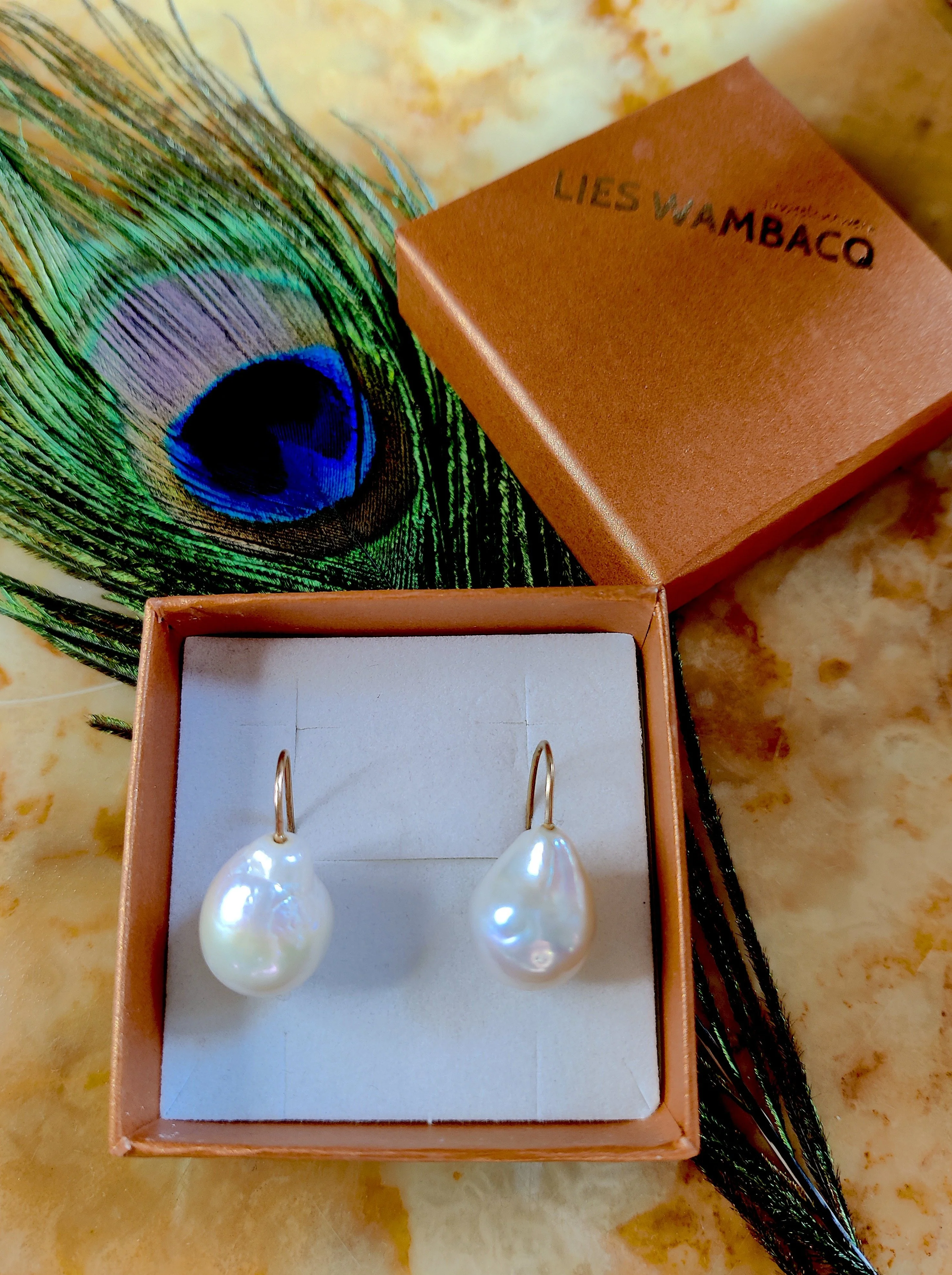 Oorbel in 18K rosé goud met parel: Barok.