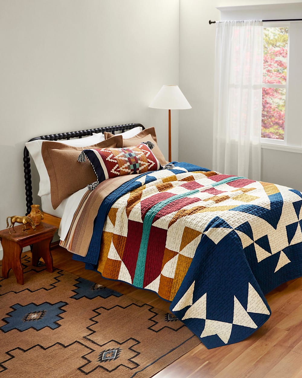 CASTLE ROCK PIECED QUILT SET