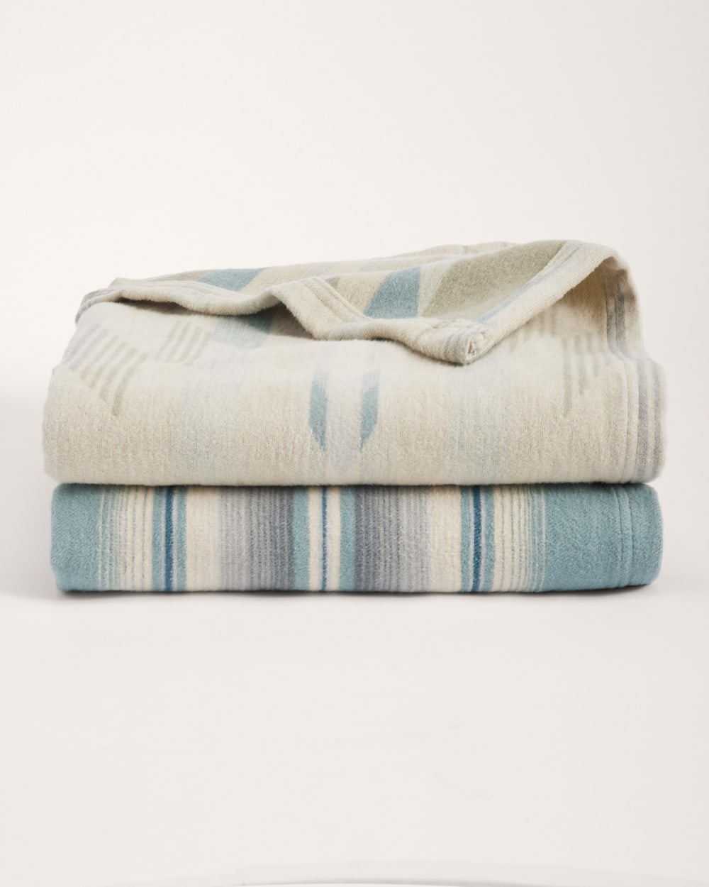 WYETH FALLS/STRIPE ORGANIC COTTON THROW GIFT PACK