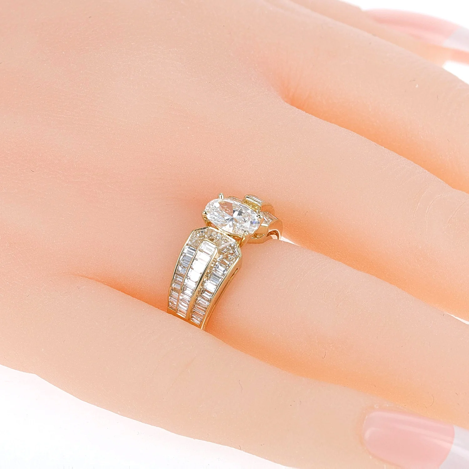 Van Cleef & Arpels GIA Certified Oval 1.01 ct. F VVS1 Diamond Engagement Ring, 18K