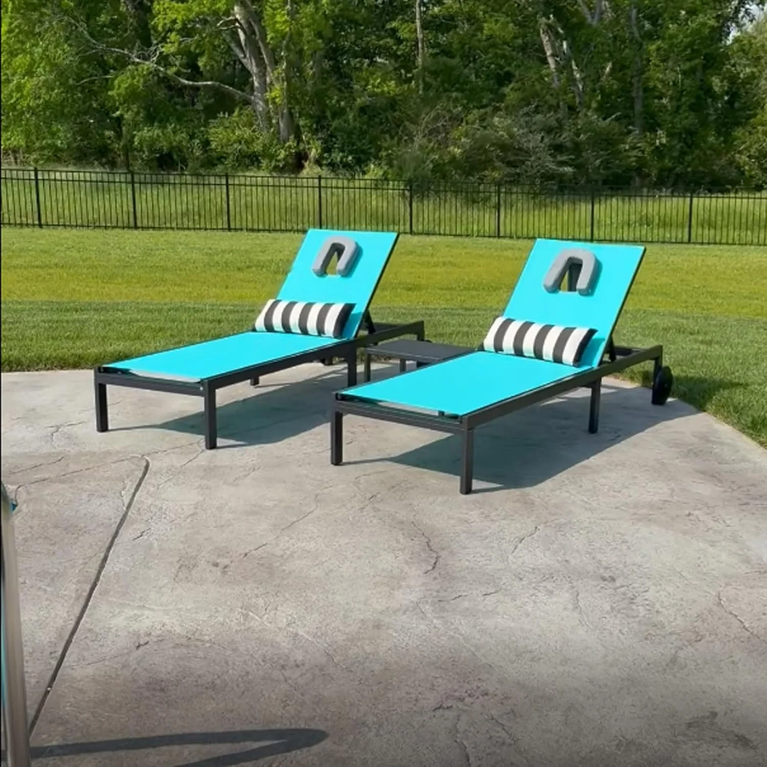 PURPLE LEAF Patio Tanning Lounge Chair Set with Face Down Hole Outdoor Aluminum Adjustable Reclining Chairs Wheels Pillows and Table for Poolside Beach Sunbathing Lounger, Beige