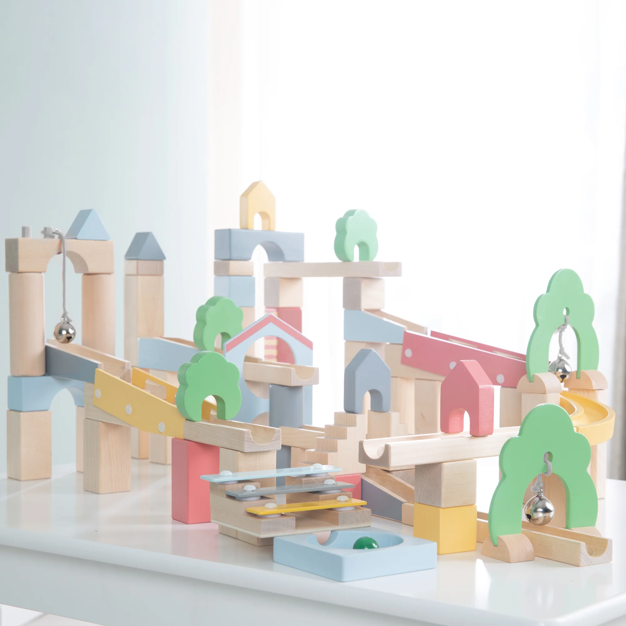 Circuito de canicas de madera, 60 piezas, incluye set de expansión de 20 piezas para construcción de paisajes