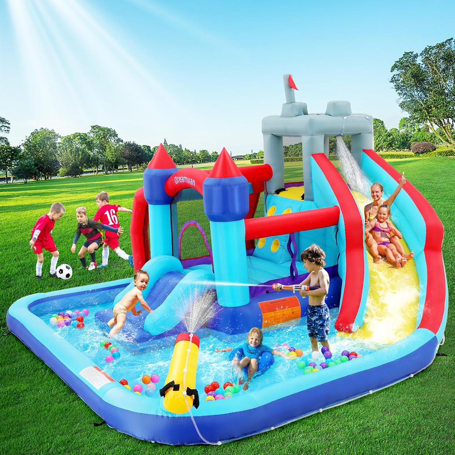 Tobogán acuático inflable 8-en-1 para niños: castillo inflable parque acuático con soplador de 450W, muro de escalada, piscina, 2 pistolas de agua, canasta de baloncesto, tobogán, rociador de cocodrilo – perfecto como regalo y para fiestas en el jard