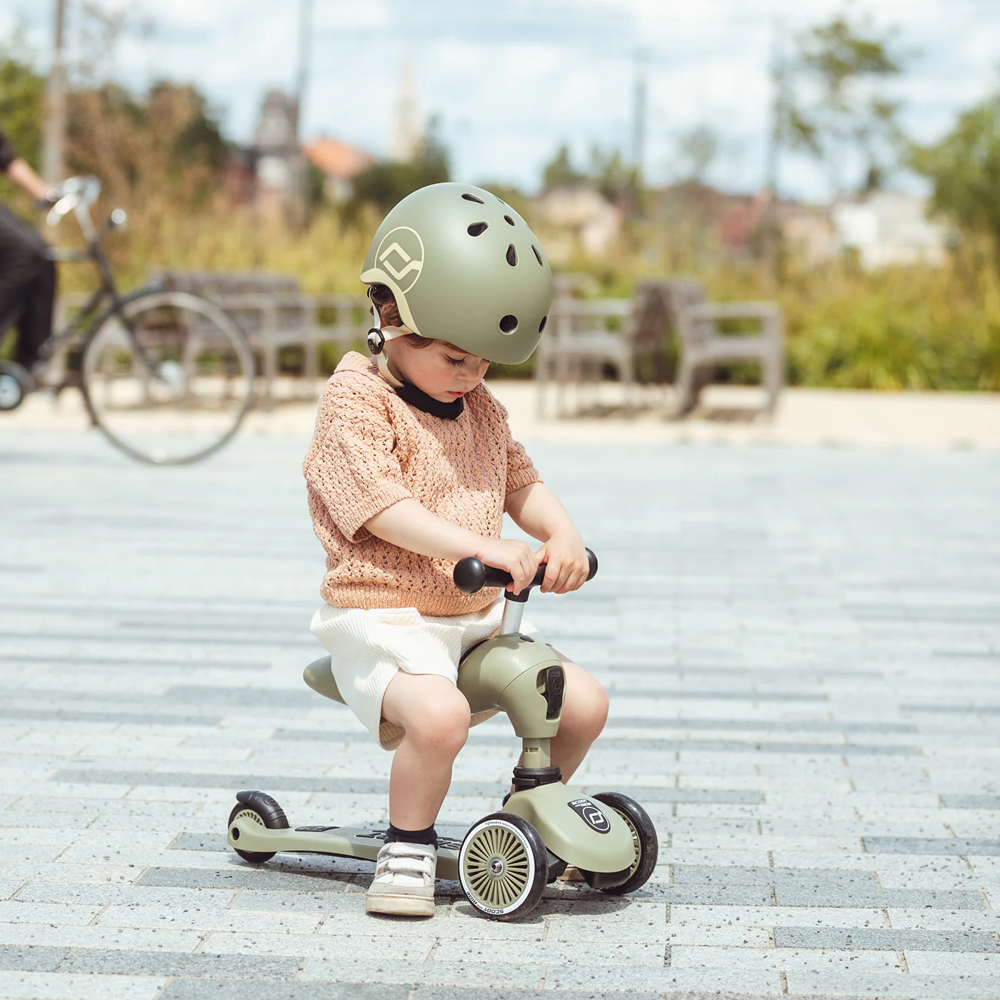2026 Scoot and Ride Bicicleta sin pedales y Patinete 2 en 1 – Highwaykick 1 – Oliva
