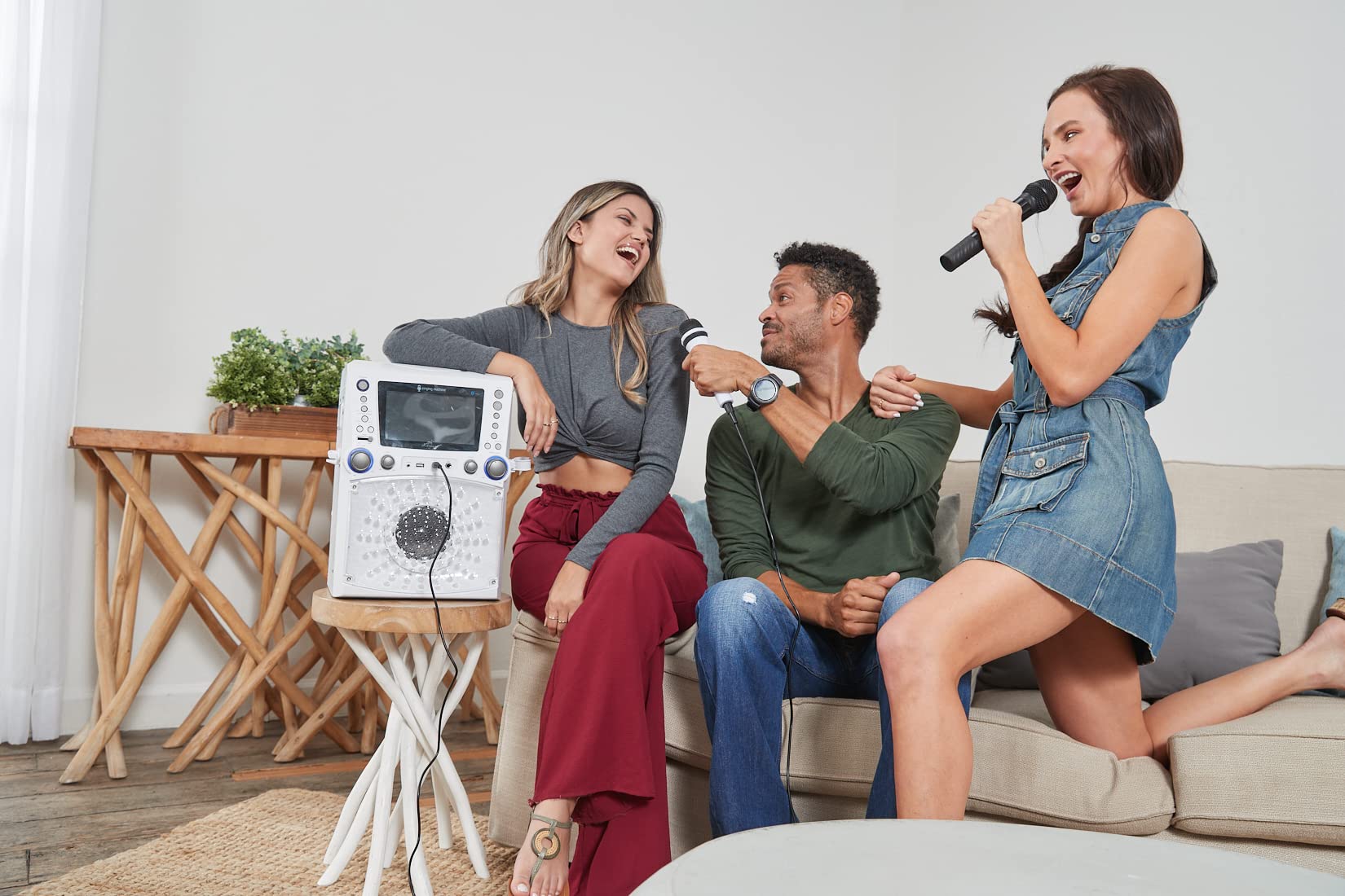 Singing Machine STVG785BTW Bluetooth Karaoke