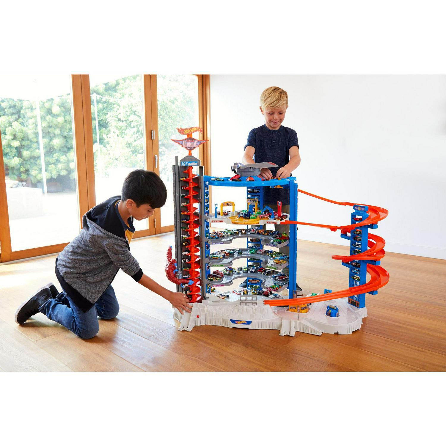 Hot Wheels Track Set with 4 1:64 Scale Toy Cars, Super Ultimate Garage, Over 3-Feet Tall