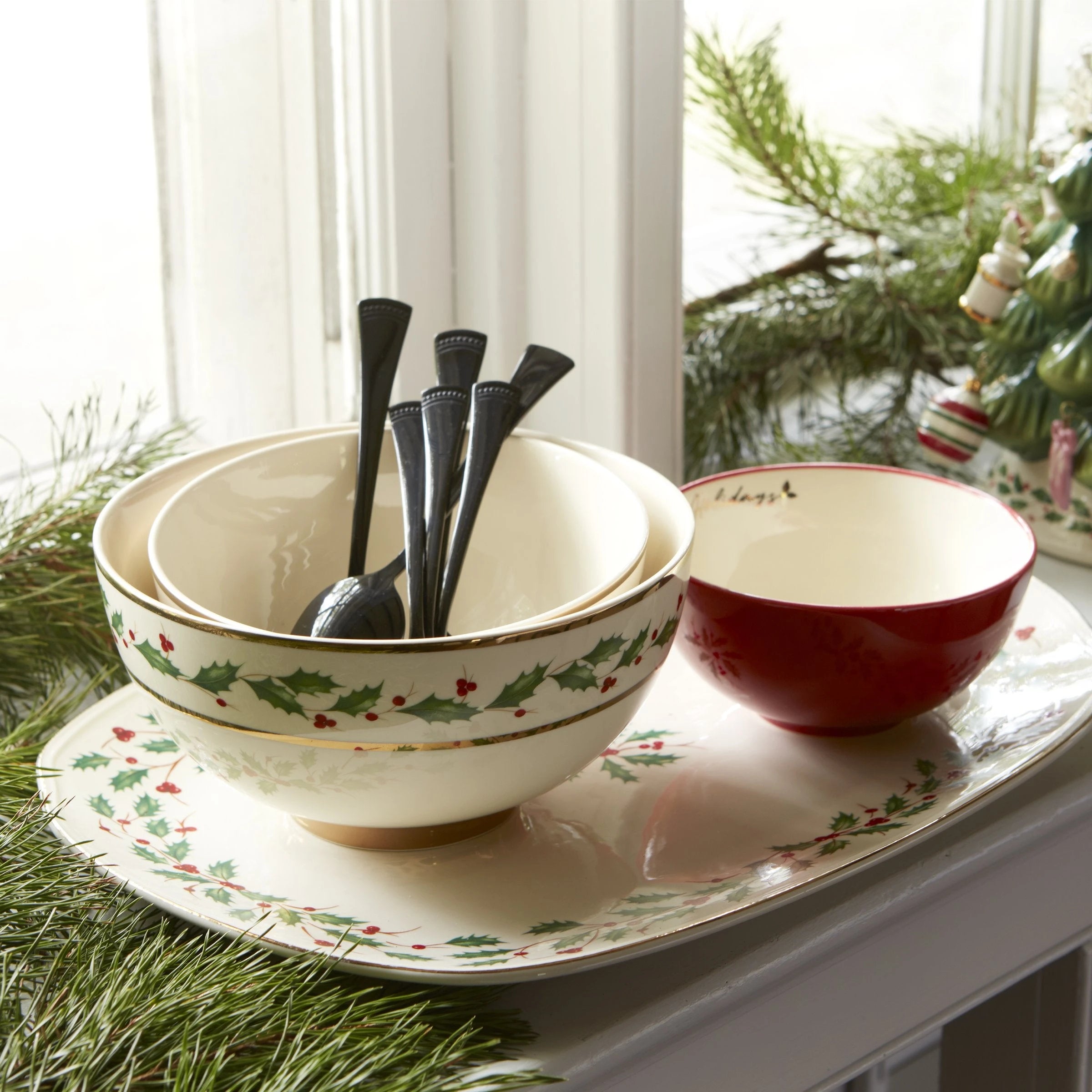 Holiday Luna Nesting Dinnerware Set