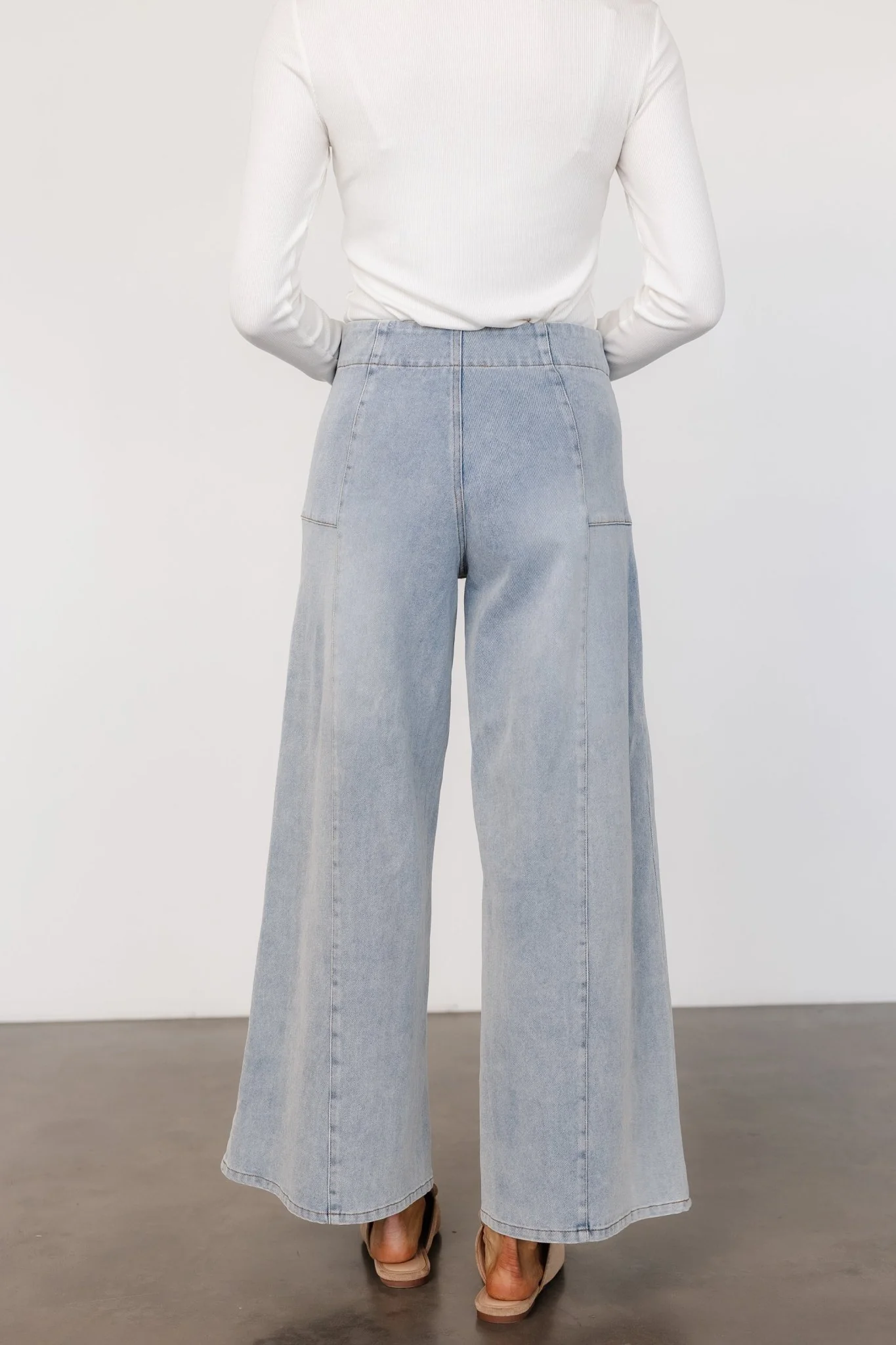 Emmi Mid Rise Wide Leg Jeans | Light Wash