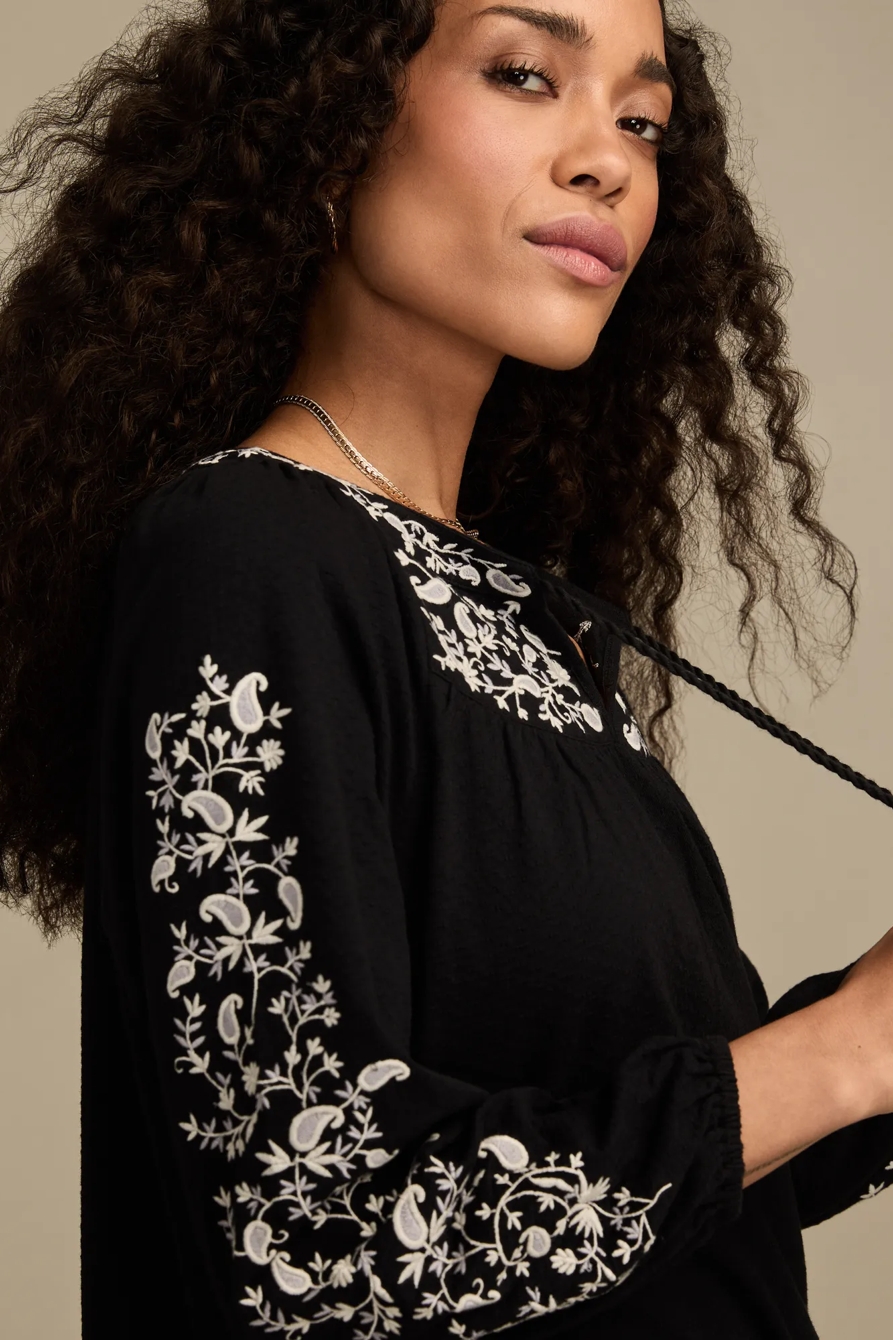 EMBROIDERED NOTCH NECK PEASANT TOP - Lucky Brand Outlet