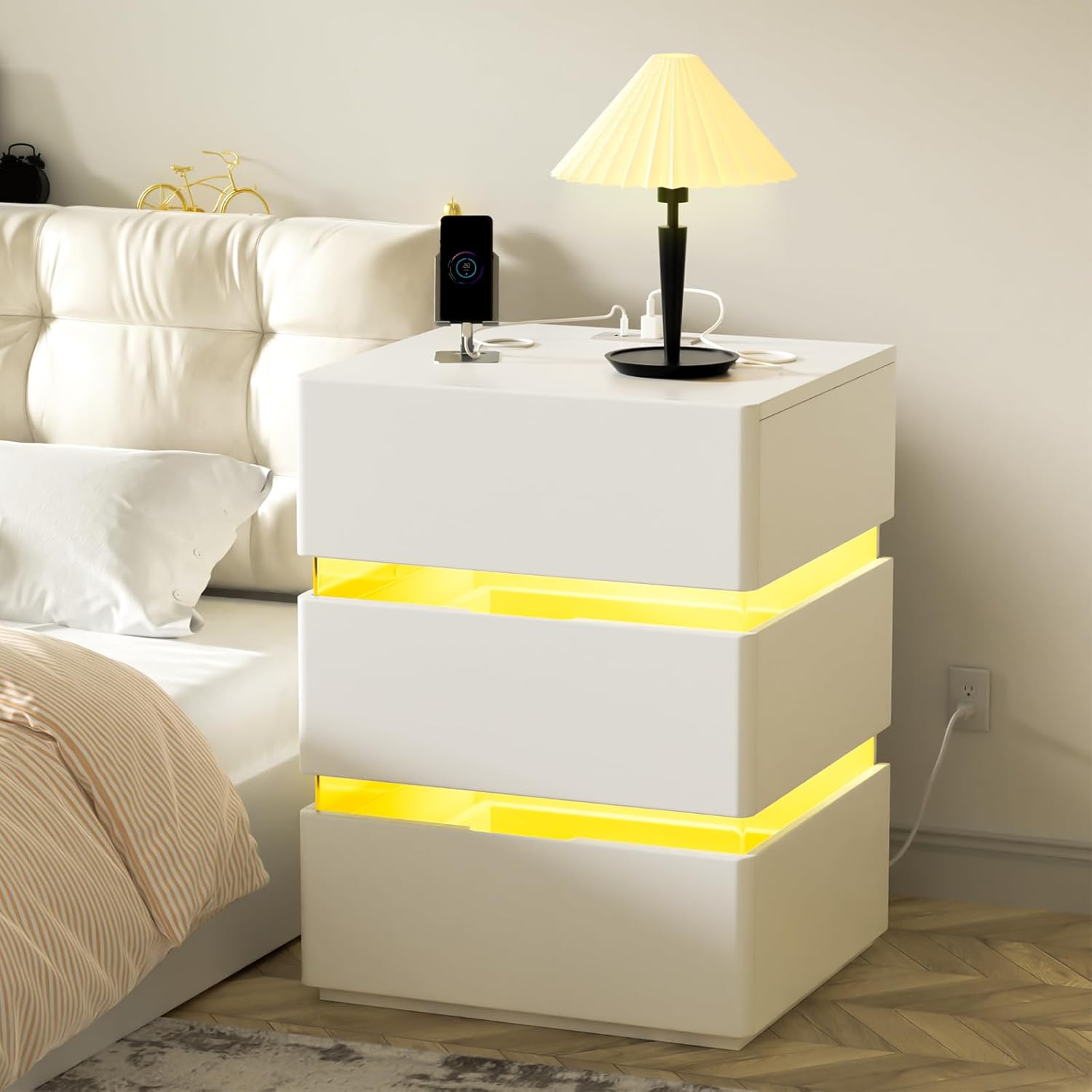 White Nightstand with Charging Station and RGB LED Lights, Modern End Side Table with 3 Drawers, Wooden Cabinet Stand by Sofa, Bedside Tables for Bedroom,Bedside Tables 43 x 38 x 59cm