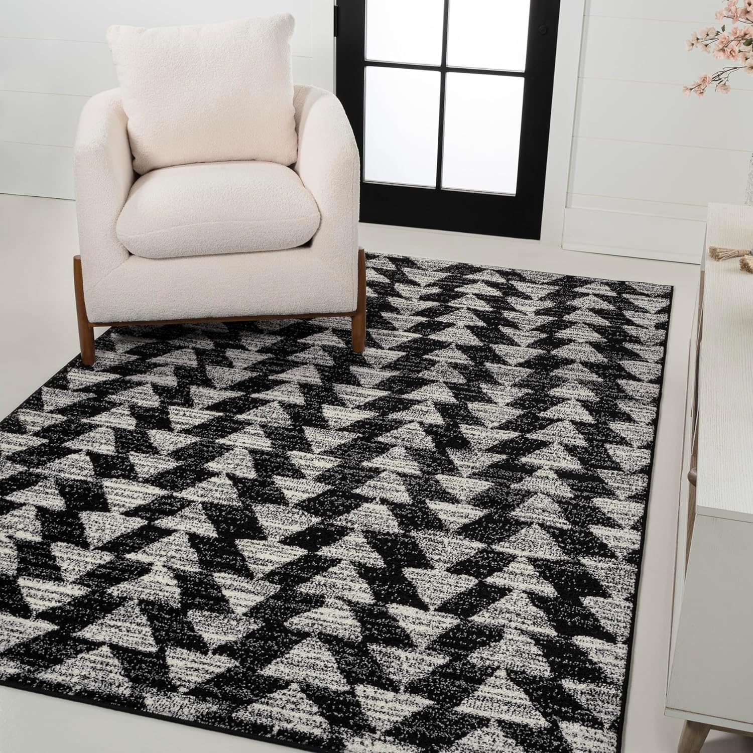 JONATHAN Y MOH206C-4 Aisha Moroccan Triangle Geometric Area Rug, Contemporary, Modern, Scandinavian, Minimalistic for Living Room, Dining Room, Bedroom, Kitchen, Black/Cream, 4 X 6
