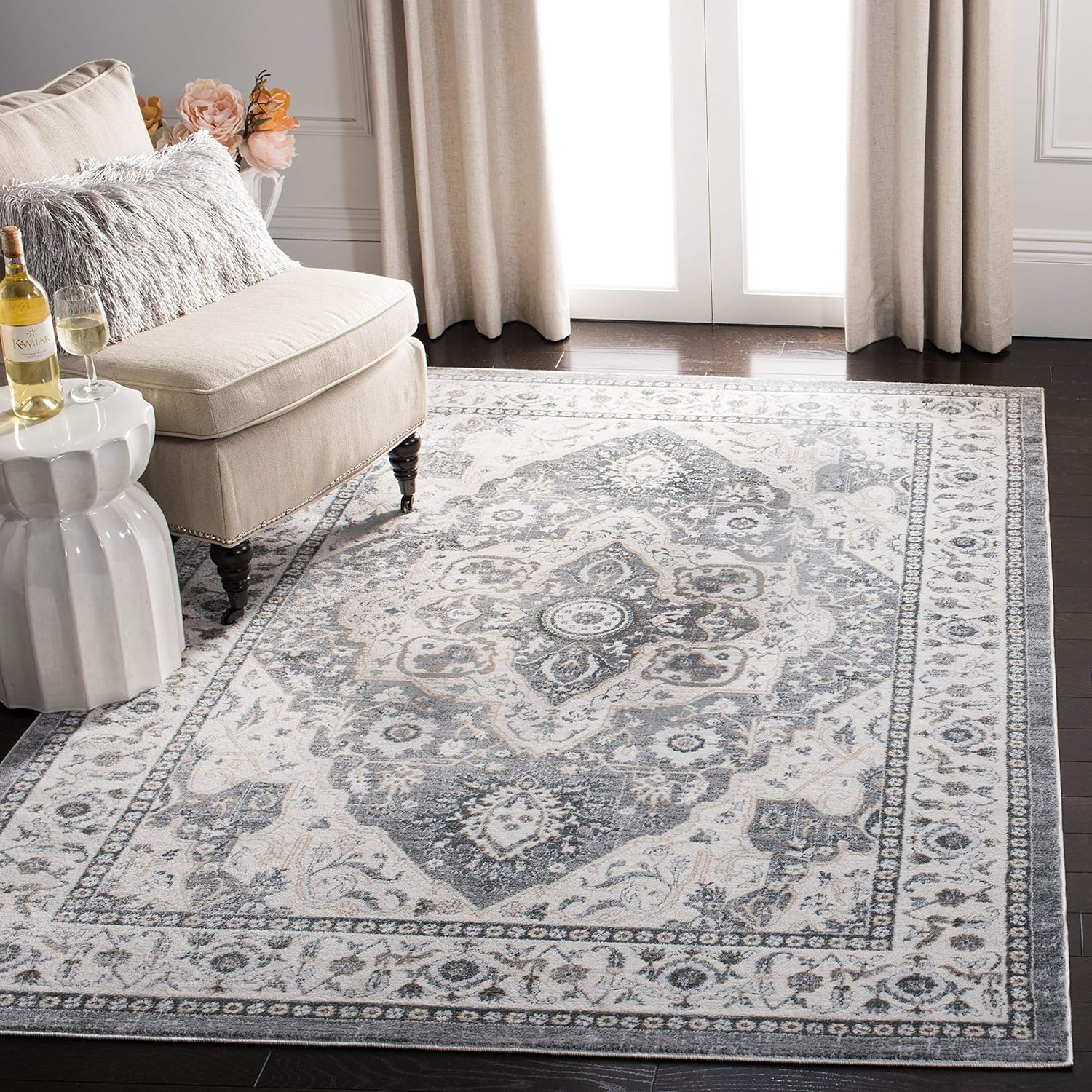 SAFAVIEH Isabella Collection Accent Rug - 4' x 6', Grey & Cream, Oriental Design, Non-Shedding & Easy Care, Ideal for High Traffic Areas in Entryway, Living Room, Bedroom (ISA936F)