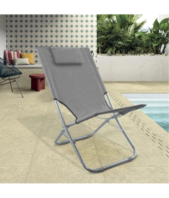Tragbarer, zusammenklappbarer, grauer Strandstuhl mit Kopfteil und Kissen
