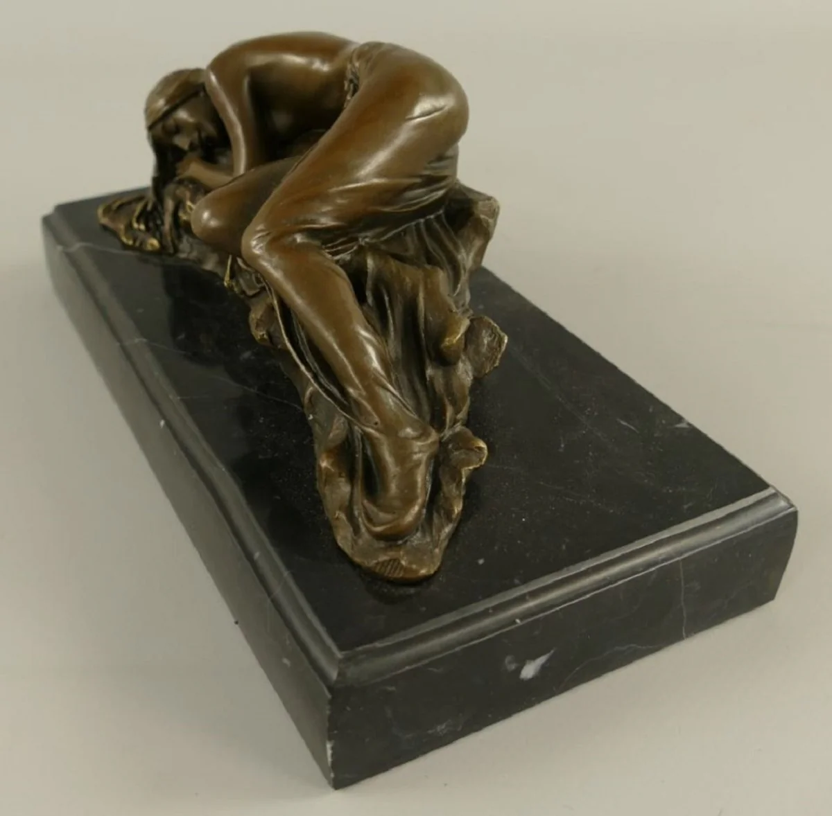 Luxus Bronze Skulptur schlafende Frau Bronze / Schwarz 22 x 11 x H. 10 cm - Bronze Figur mit Marmorsockel - Schreibtisch Deko Accessoires
