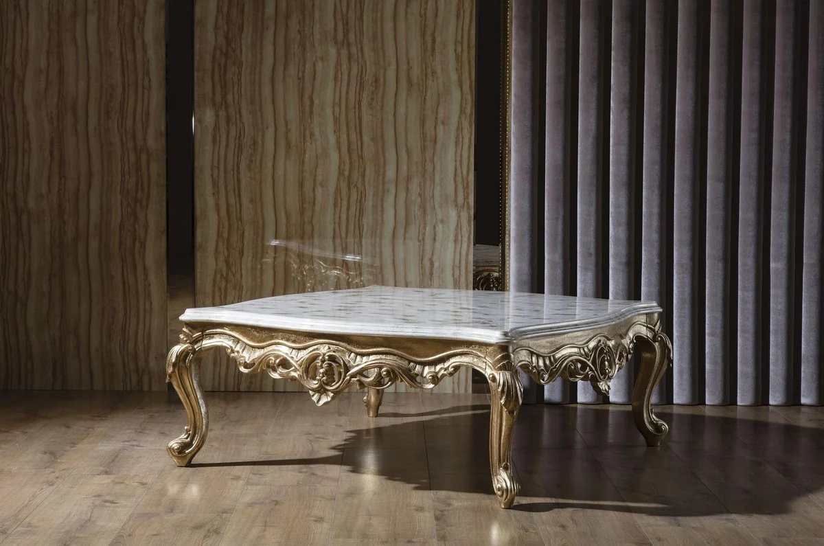 Luxus Barock Couchtisch Weiß / Gold 130 x 130 x H. 51 cm - Prunkvoller Massivholz Wohnzimmertisch - Barock Wohnzimmer Möbel