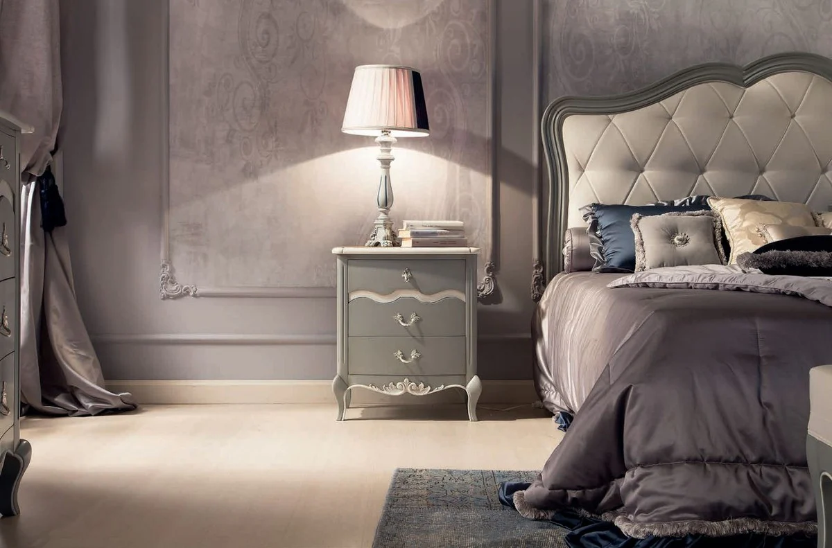 Luxus Barock Nachtkommode mit 3 Schubladen Grau / Weiß - Handgefertigter Barock Nachttisch - Barock Schlafzimmer Möbel - Luxus Möbel in Barockstil - Luxus Qualität - Made in Italy