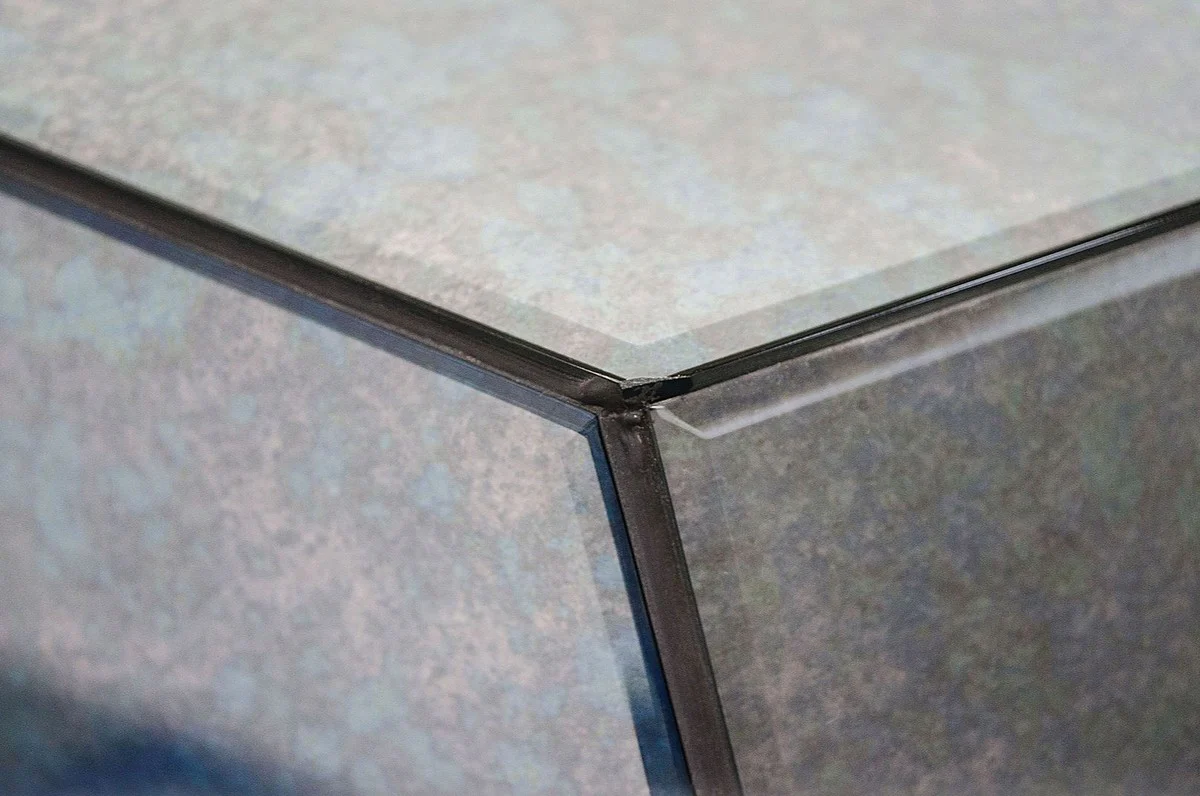 Designer Wohnzimmertisch / Beistelltisch mit antikem Spiegelglas 89 x 90 x H. 45 cm - Designer Kollektion