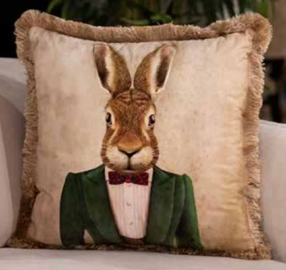 Luxus Deko Kissen Gentleman Hase Creme / Mehrfarbig / Braun 45 x 45 cm - Bedrucktes Samt Kissen mit Fransen - Luxus Qualität