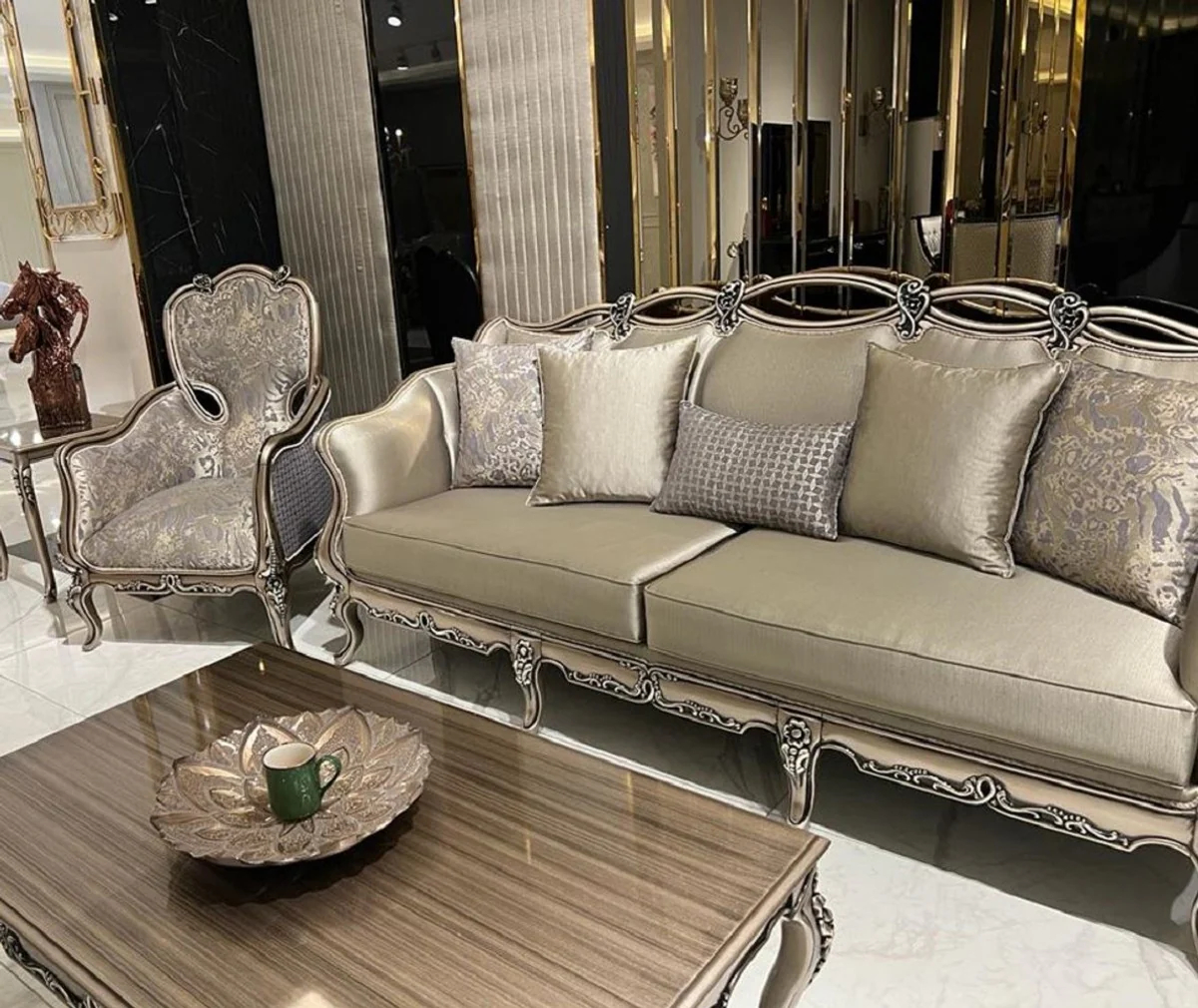 Luxus Barock Sofa Gold / Lila / Gold - Handgefertigtes Wohnzimmer Sofa mit dekorativen Kissen - Wohnzimmer Möbel im Barockstil - Edel & Prunkvoll