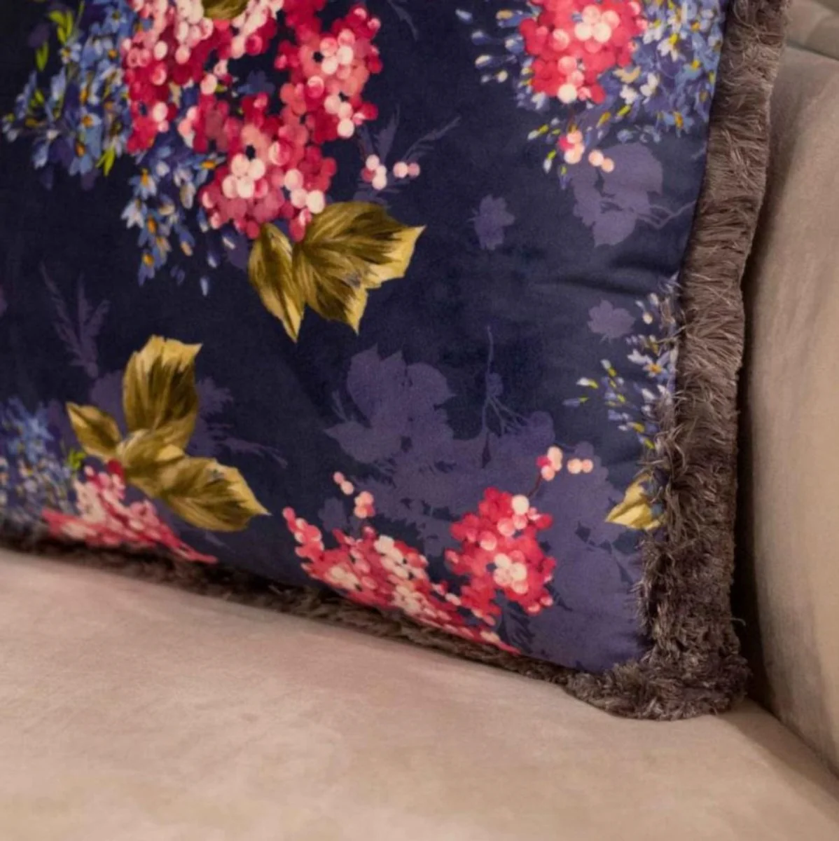 Luxus Deko Kissen Blumen Design Mehrfarbig / Grau 45 x 45 cm - Bedrucktes Samt Kissen mit Fransen - Deko Accessoires