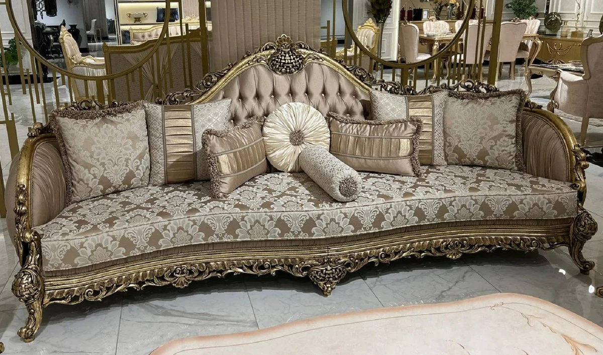 Luxus Barock Sofa Braun / Weiß / Gold - Handgefertigtes Wohnzimmer Sofa mit elegantem Muster und dekorativen Kissen - Prunkvolle Wohnzimmer Möbel im Barockstil