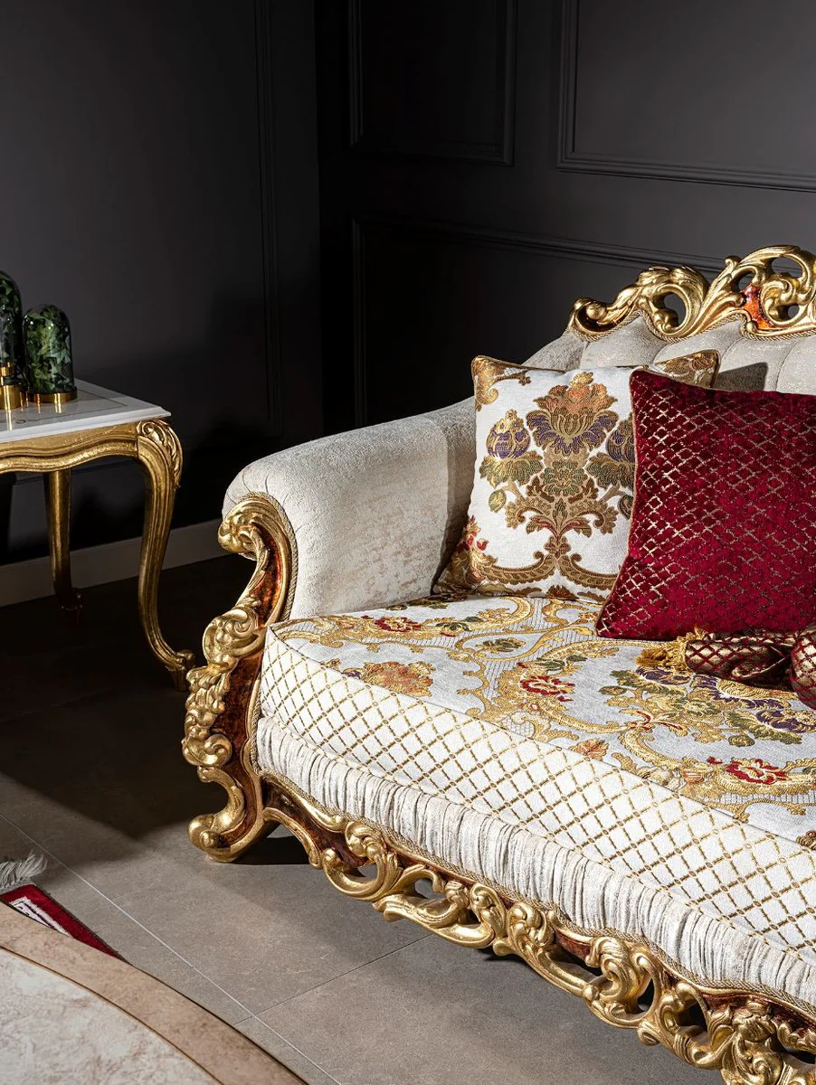 Luxus Barock Sofa Weiß / Gold / Braun / Gold - Prunkvolles Wohnzimmer Sofa mit dekorativen Kissen - Barock Möbel