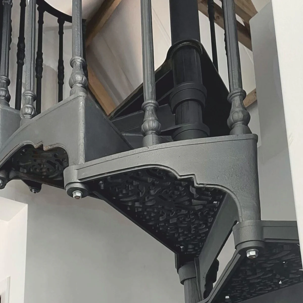 Gusseisen Wendeltreppe mit Geländer linke Seite Grau H. 302 cm - Rustikale Spiraltreppe