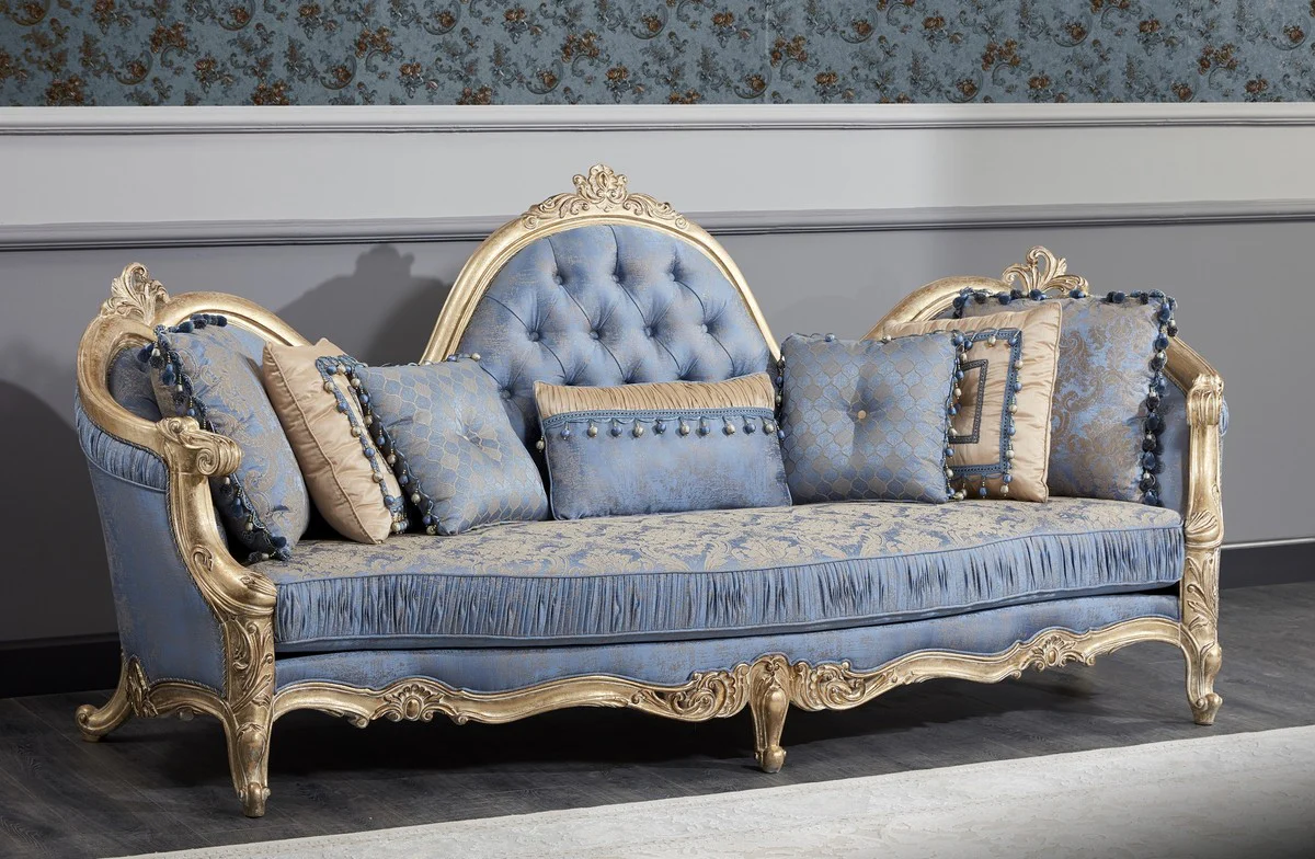 Luxus Barock Chesterfield Sofa Hellblau / Antik Gold 300 x 90 x H. 119 cm - Prunkvolles Barock Wohnzimmer Sofa - Barockmöbel
