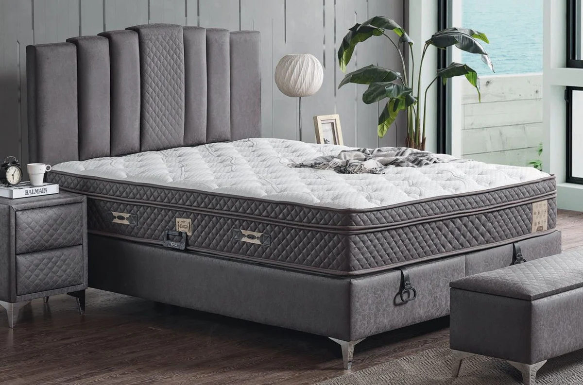 Luxus Doppelbett Grau / Weiß / Silber 180 x 200 cm - Massivholz Bett mit Kopfteil und Matratze - Schlafzimmer Möbel - Hotel Möbel - Luxus Möbel - Luxus Einrichtung