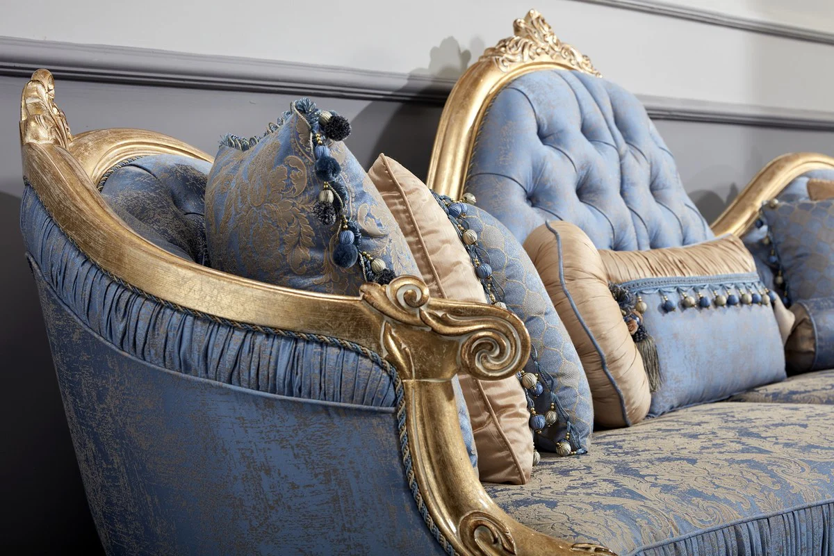 Luxus Barock Chesterfield Sofa Hellblau / Antik Gold 300 x 90 x H. 119 cm - Prunkvolles Barock Wohnzimmer Sofa - Barockmöbel