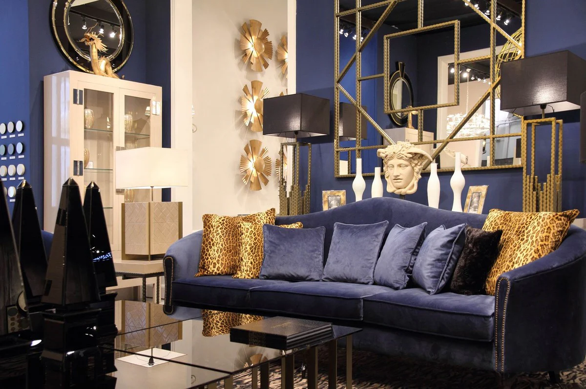 Luxus Barock Samt Sofa Blau / Dunkelbraun 280 x 90 x H. 100 cm - Edles Wohnzimmer Sofa mit dekorativen Kissen - Barock Wohnzimmer Möbel - Luxus Qualität