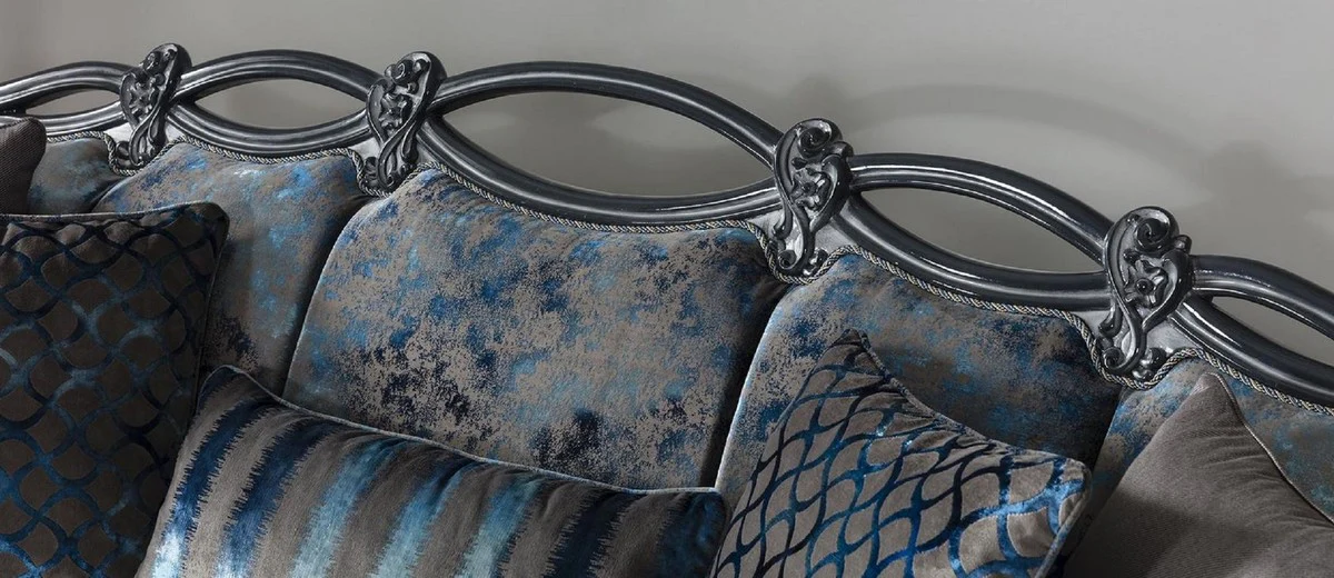 Luxus Barock Sofa Grau / Blau / Grau 224 x 103 x H. 110 cm - Edles Wohnzimmer Sofa mit elegantem Muster und dekorativen Kissen - Barockstil Wohnzimmer Möbel