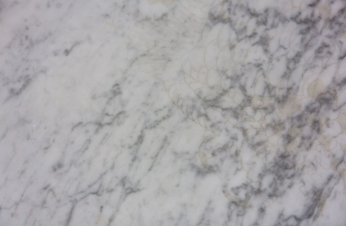 Designer Couchtisch Weiß mit Muster / Schwarz 64 x 48 x H. 40 cm - Luxus Wohnzimmertisch mit Marmorplatte